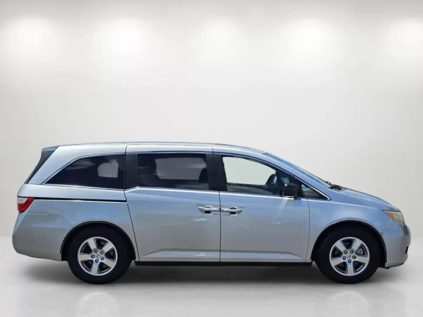 2013 /Gray Honda Odyssey EX-L (5FNRL5H69DB) with an Other engine, located at 521 Old Farm Lane Rd, Prattville, AL, 36066, (334) 325-1505, 32.482460, -86.416367 - **Elevate Your Family Adventures with This 2013 Honda Odyssey EX-L!**<br /> <br /> At Gils Auto in Prattville, AL, we understand that family life can be busy and chaotic. Whether you're shuttling kids to soccer practice, embarking on a weekend road trip, or simply running errands, you need a reliabl - Photo#6