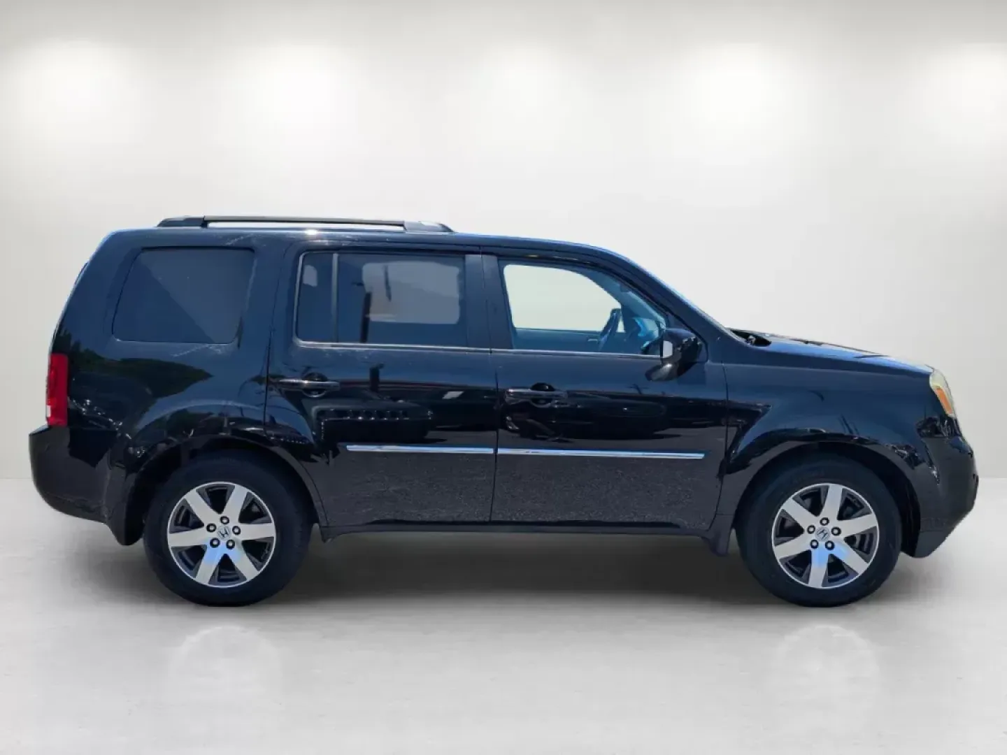 2013 Honda Pilot Touring (5FNYF4H99DB) with an Other engine, located at 5115 14th Ave., Columbus, GA, 31904, (706) 323-0345, 32.511494, -84.971046 - Step into the adventure of family road trips, weekend getaways, or your daily commute in this versatile 2013 Honda Pilot Touring, perfectly designed for dynamic lifestyles. Whether you're a growing family in need of space and comfort or a budget-conscious buyer looking for reliability, this SUV chec - Photo#3