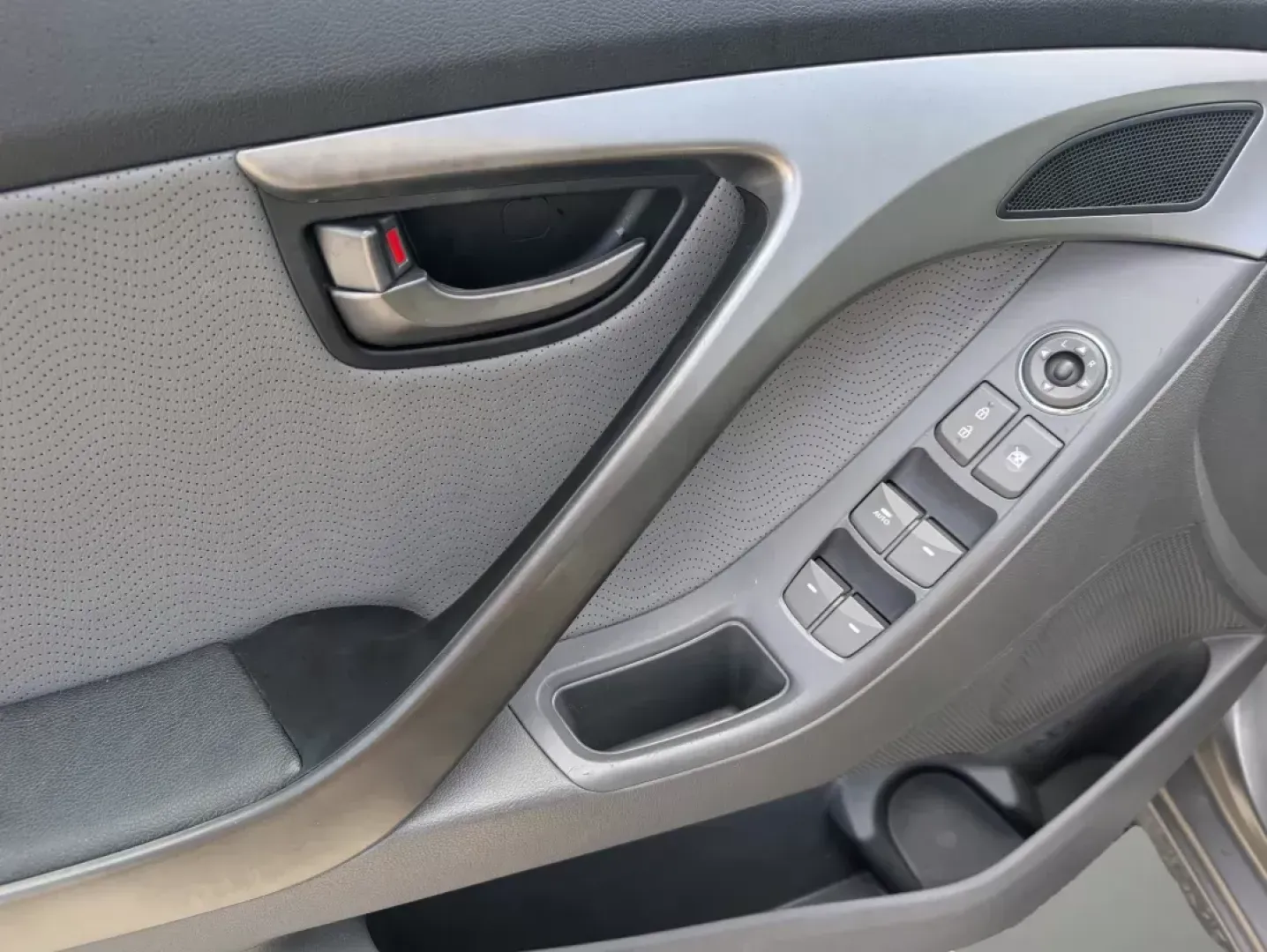 2013 /Gray Hyundai Elantra Limited (5NPDH4AE3DH) with an Gas I4 1.8L/110 engine, 6-Speed Automatic w/Manual Shift transmission, located at 1430 Gateway Drive, Opelika, AL, 36801, (334) 239-0944, 32.637871, -85.409790 - 2013 Hyundai Elantra Limited - Photo#7