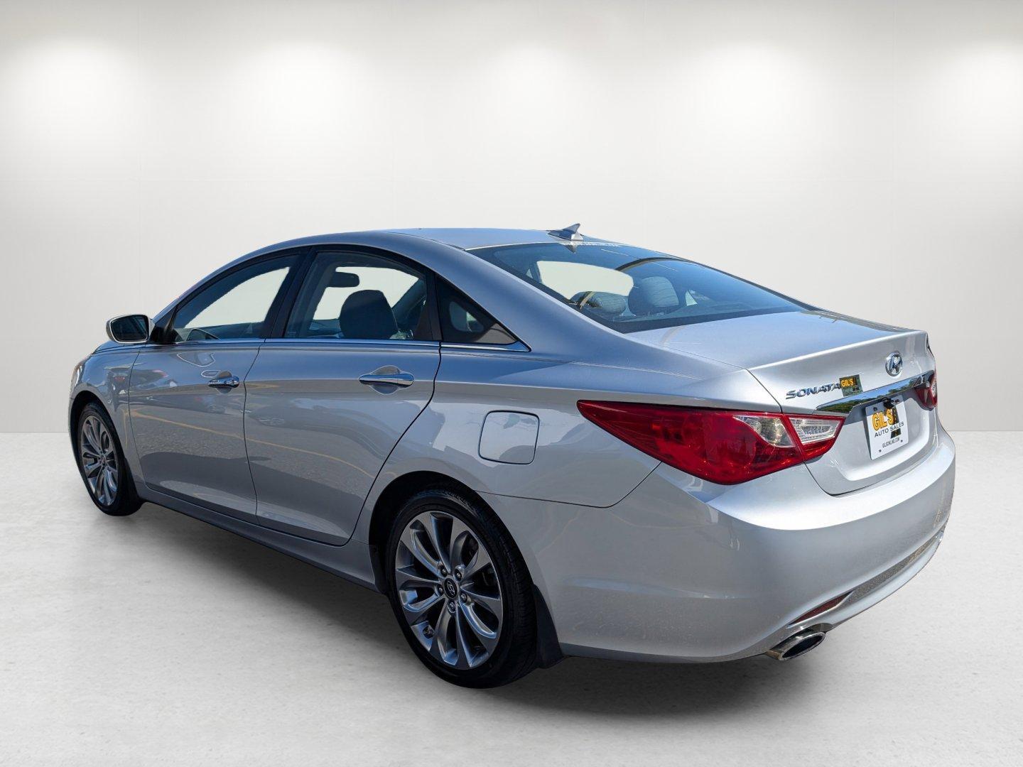 2013 /Gray Hyundai Sonata SE (5NPEC4AC3DH) with an Gas I4 2.4L/144 engine, 6-Speed Automatic w/Manual Shift transmission, located at 1430 Gateway Drive, Opelika, AL, 36801, (334) 239-0944, 32.637871, -85.409790 - 2013 Hyundai Sonata SE - Photo#6