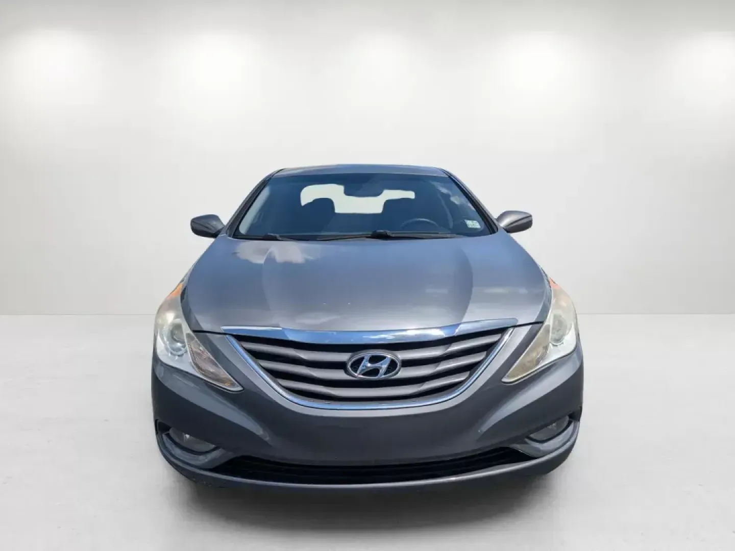 2013 /Gray Hyundai Sonata GLS (5NPEB4AC5DH) with an Gas I4 2.4L/144 engine, 6-Speed Automatic w/Manual Shift transmission, located at 3959 U.S. 80 W, Phenix City, AL, 36870, (334) 297-4885, 32.469296, -85.135185 - **Discover Your Perfect Commuter: 2013 Hyundai Sonata GLS at Gils Auto - Phenix City**<br /> <br /> Are you in search of a dependable vehicle that effortlessly blends style and comfort for your daily commute? Look no further than this stunning 2013 Hyundai Sonata GLS, available now at Gils Auto, you - Photo#2