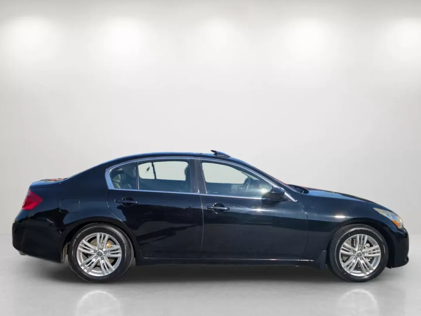 2013 /Graphite Infiniti G37 Sedan Journey (JN1CV6AP2DM) with an Other engine, located at 3959 U.S. 80 W, Phenix City, AL, 36870, (334) 297-4885, 32.469296, -85.135185 - Looking for the perfect vehicle that combines luxury, performance, and affordability? Step into the world of the 2013 Infiniti G37 Sedan, available now at Gils Auto in Phenix City, AL. This sleek and stylish sedan is not just a mode of transportation; it's an experience that enhances your daily comm - Photo#3