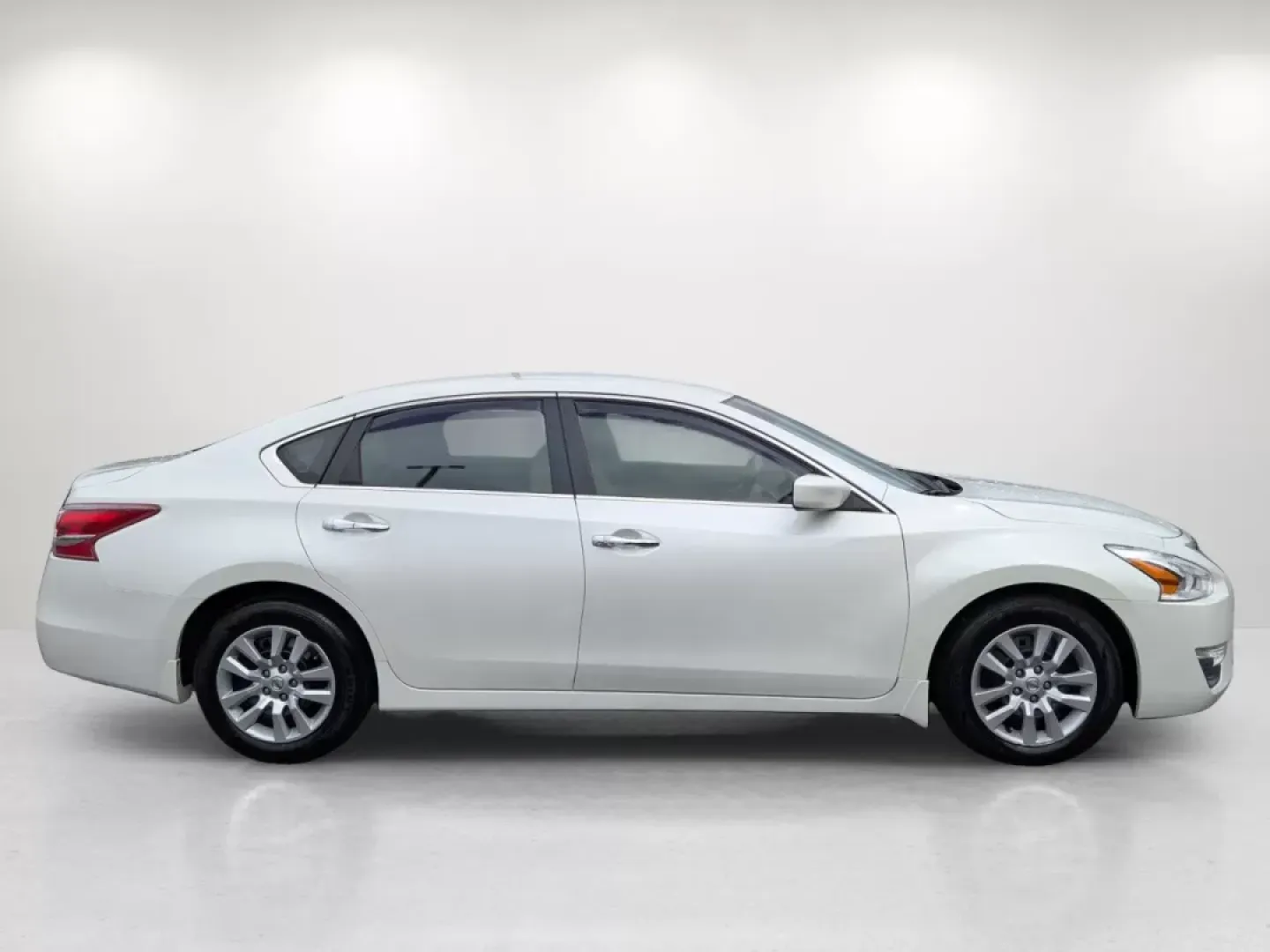 2013 /Beige Nissan Altima 2.5 S (1N4AL3AP2DC) with an Other engine, located at 5115 14th Ave., Columbus, GA, 31904, (706) 323-0345, 32.511494, -84.971046 - Experience the freedom of the open road with the 2013 Nissan Altima 2.5 S, the perfect sedan for your daily commute or weekend getaways. This stylish and efficient vehicle is ideal for budget-conscious buyers and growing families alike, providing comfort and reliability without breaking the bank. At - Photo#3