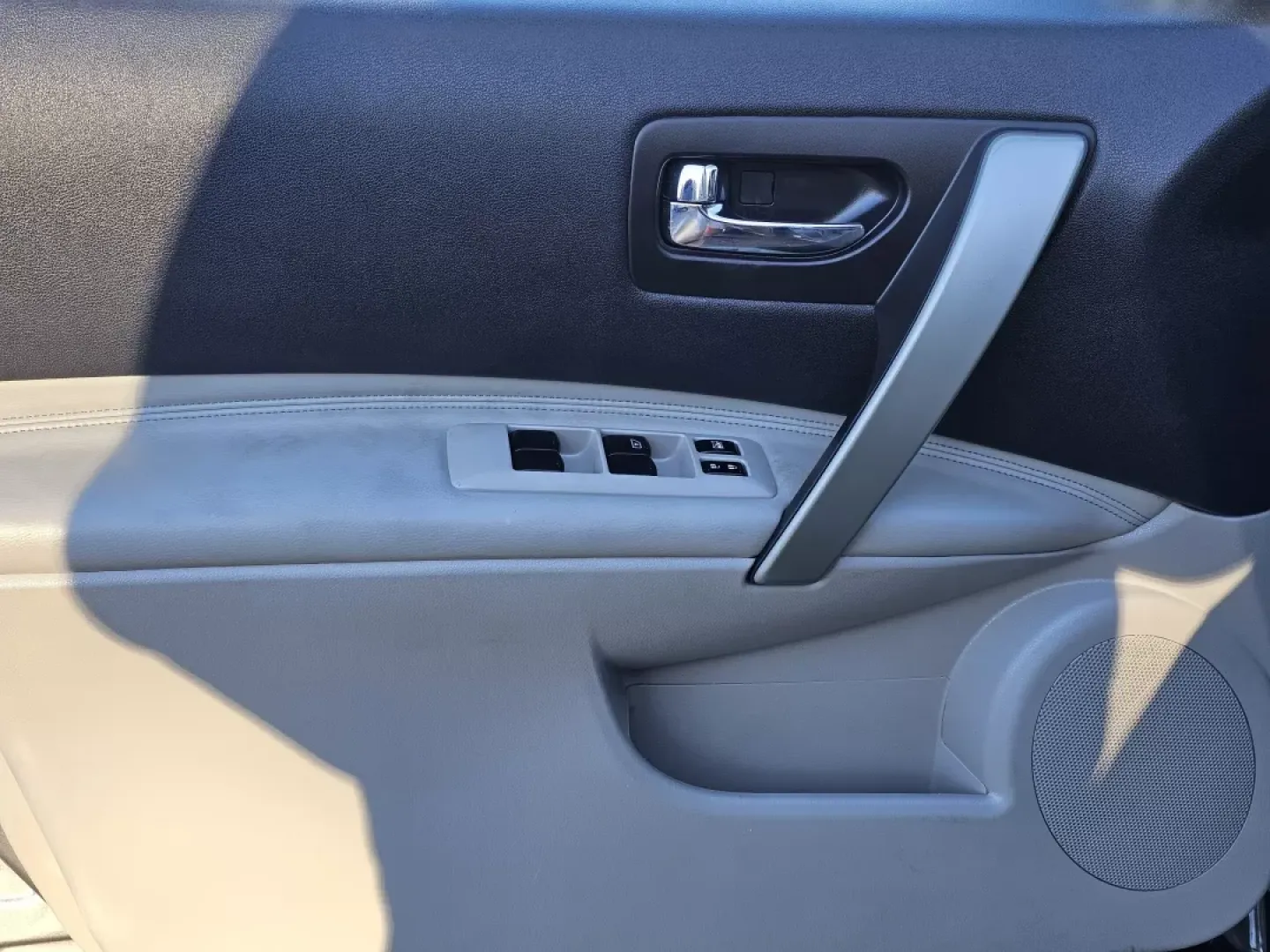 2013 /Gray Nissan Rogue SL (JN8AS5MV4DW) with an Other engine, located at 521 Old Farm Lane Rd, Prattville, AL, 36066, (334) 325-1505, 32.482460, -86.416367 - **Explore New Horizons with the 2013 Nissan Rogue SL AWD at Gils Auto - Your Trusted Buy Here Pay Here Dealer in Phenix City, AL!**<br /> <br /> Are you ready to take your adventures to the next level? Whether you're a busy parent navigating carpool duties, a commuter tackling daily traffic, or an a - Photo#8