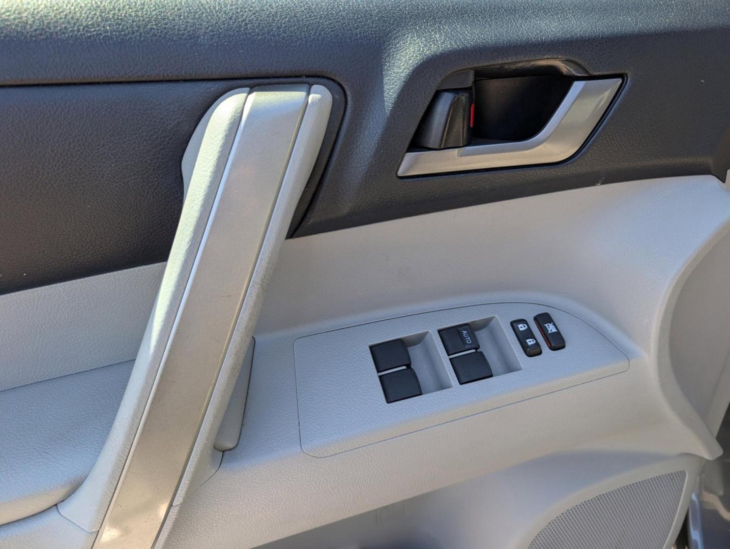 2013 Toyota Highlander (5TDZK3EH9DS) with an Gas V6 3.5L/211 engine, 5-Speed Automatic w/Manual Shift transmission, located at 5115 14th Ave., Columbus, GA, 31904, (706) 323-0345, 32.511494, -84.971046 - 2013 Toyota Highlander - Photo#8