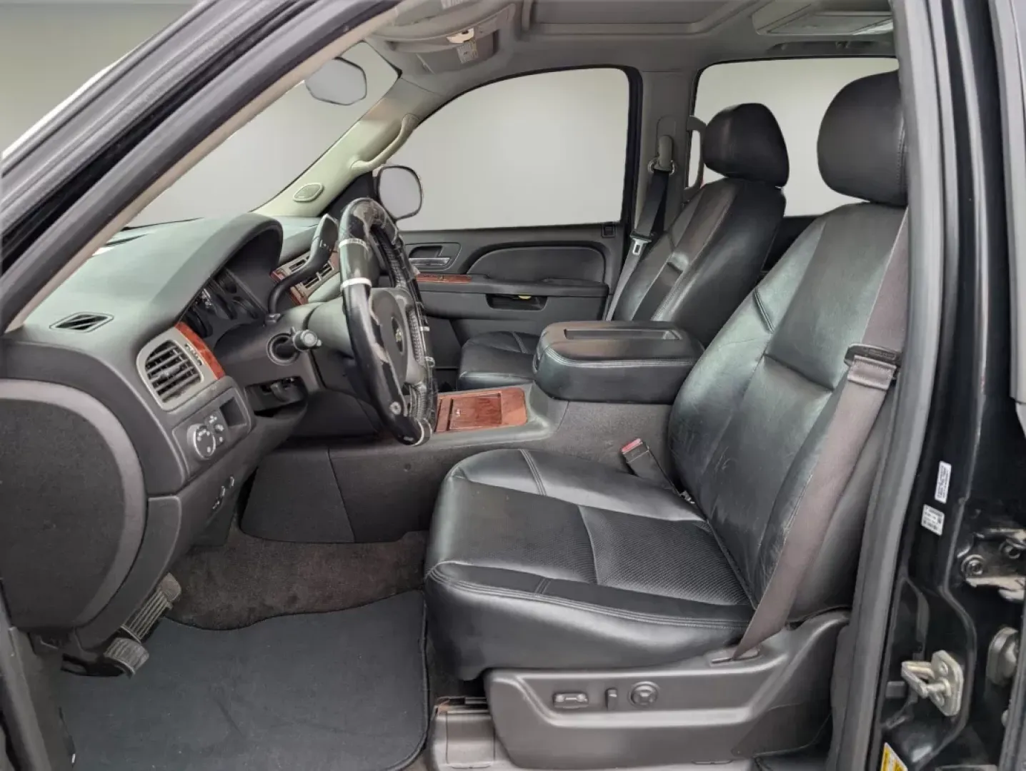 2014 /Ebony Chevrolet Suburban LTZ (1GNSCKE00ER) with an Other engine, located at 1430 Gateway Drive, Opelika, AL, 36801, (334) 239-0944, 32.637871, -85.409790 - Experience the ultimate in family adventure with the 2014 Chevrolet Suburban LTZ, available now at Gils Auto in Phenix City, Alabama. This spacious SUV is designed for those who seek comfort and style, making it perfect for growing families, weekend getaways, or long commutes. With ample seating for - Photo#9