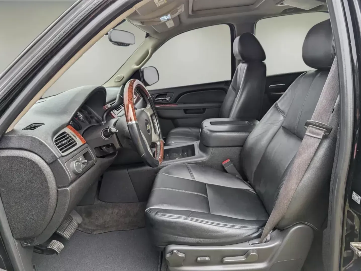 2014 /Ebony Chevrolet Tahoe LT (1GNSCBE00ER) with an Gas/Ethanol V8 5.3L/323 engine, 6-Speed Automatic transmission, located at 3959 U.S. 80 W, Phenix City, AL, 36870, (334) 297-4885, 32.469296, -85.135185 - 2014 Chevrolet Tahoe LT - Photo#9