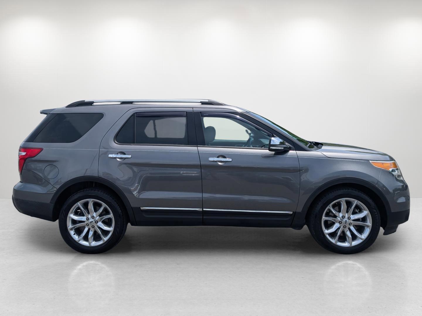 2014 Ford Explorer XLT (1FM5K7D87EG) with an Regular Unleaded V-6 3.5 L/213 engine, 6-Speed Automatic w/OD transmission, located at 804 22nd Ave, Phenix City, AL, 36870, (334) 297-1860, 32.484749, -85.024475 - 2014 Ford Explorer XLT - Photo#5