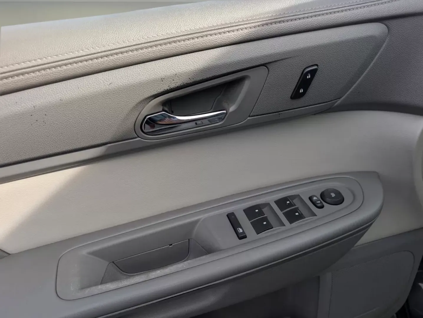 2014 /Light Titanium GMC Acadia SLE (1GKKRPKD6EJ) with an Other engine, located at 3959 U.S. 80 W, Phenix City, AL, 36870, (334) 297-4885, 32.469296, -85.135185 - **Explore New Adventures in This 2014 GMC Acadia Available Now at Gils Auto!**<br /> <br /> Are you looking for a versatile SUV that can keep up with your busy lifestyle? Look no further than this stunning 2014 GMC Acadia, available at Gils Auto in Phenix City, AL. With its spacious interior, advan - Photo#9