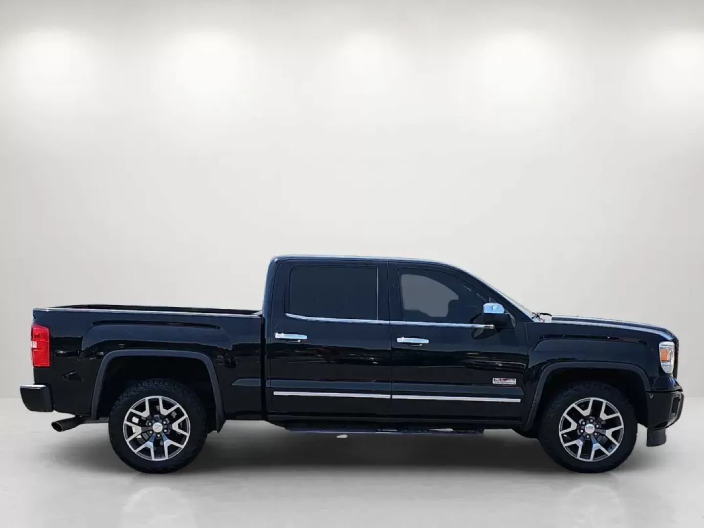 2014 /Jet Black GMC Sierra 1500 SLT (3GTU2VEC1EG) with an Other engine, located at 521 Old Farm Lane Rd, Prattville, AL, 36066, (334) 325-1505, 32.482460, -86.416367 - **Unleash Your Adventurous Spirit with the 2014 GMC Sierra 1500 SLT Perfect for Weekend Getaways!**<br /> <br /> If you're seeking a trusty companion for your weekend adventures, look no further than this stunning 2014 GMC Sierra 1500 SLT, available now at Gils Auto in Prattville, AL. This powerful - Photo#4