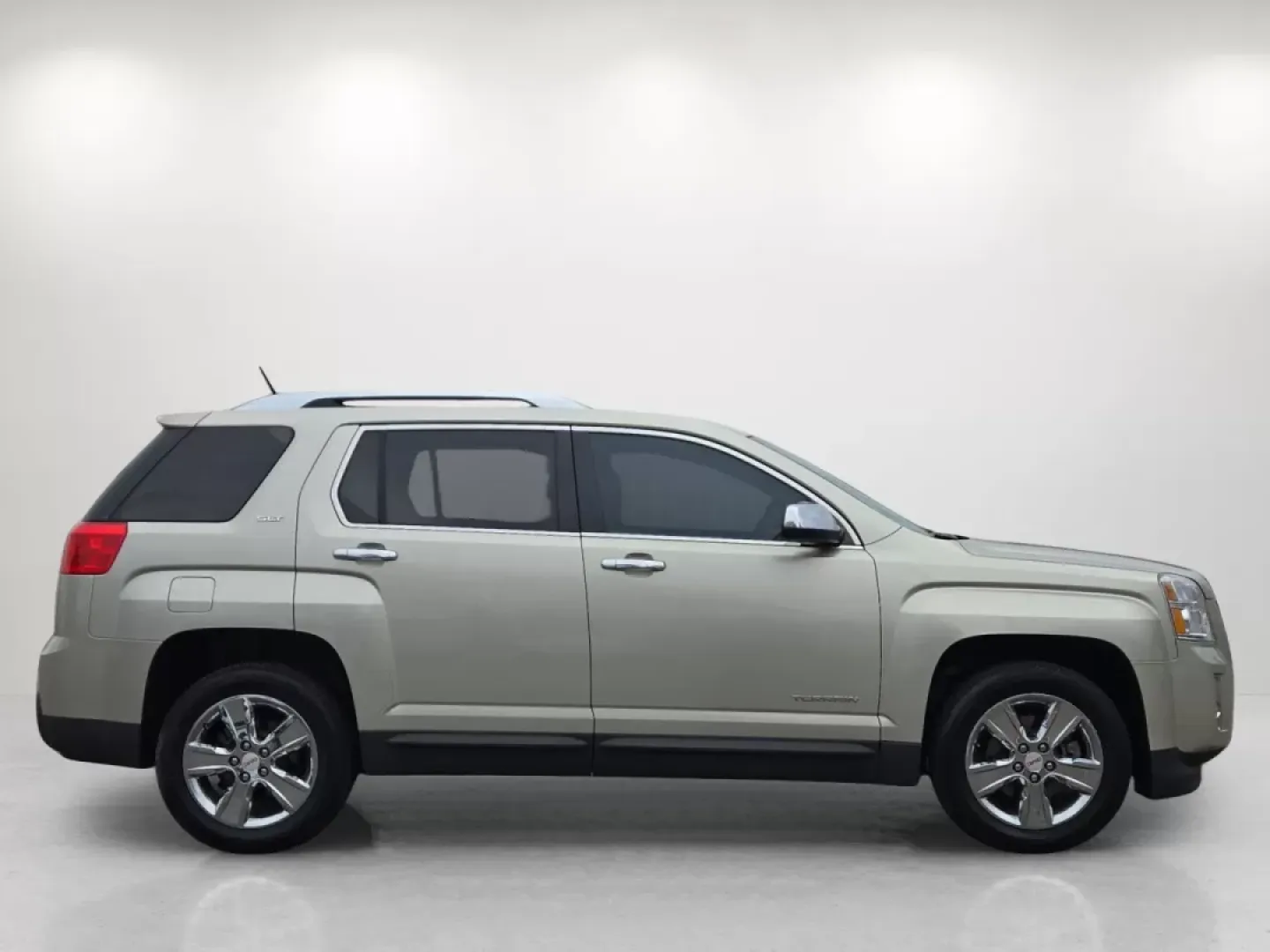 2014 /Light Titanium GMC Terrain SLT (2GKALTEK1E6) with an Other engine, located at 521 Old Farm Lane Rd, Prattville, AL, 36066, (334) 325-1505, 32.482460, -86.416367 - **Discover Adventure and Comfort with the 2014 GMC Terrain SLT at Gils Auto - Prattville**<br /> <br /> Are you in search of a versatile and stylish SUV that can seamlessly transition from your daily commute to weekend getaways? Look no further than the **2014 GMC Terrain SLT** at **Gils Auto - Prat - Photo#4