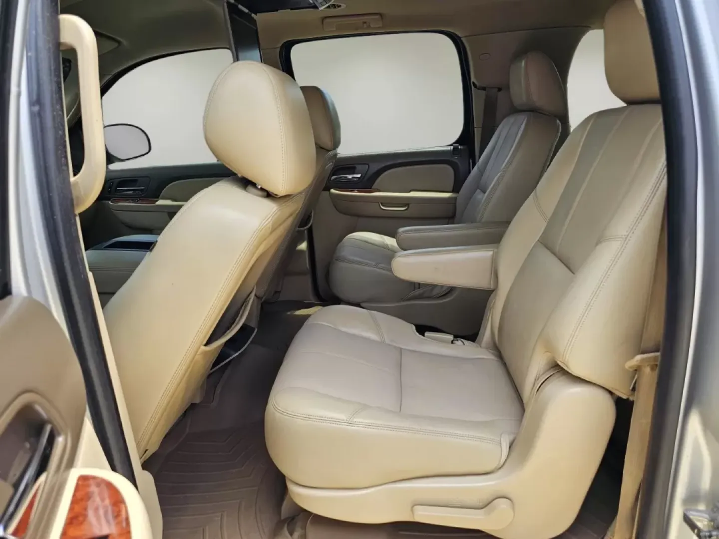 2014 /Light Tan GMC Yukon XL SLT (1GKS1KE00ER) with an Other engine, located at 521 Old Farm Lane Rd, Prattville, AL, 36066, (334) 325-1505, 32.482460, -86.416367 - **Adventure Awaits: Drive Your Family in Comfort with this 2014 GMC Yukon XL SLT!**<br /> <br /> If you're looking for an SUV that combines spaciousness with luxury and rugged capability, look no further than this stunning 2014 GMC Yukon XL SLT. Perfect for growing families, weekend adventures, or t - Photo#13