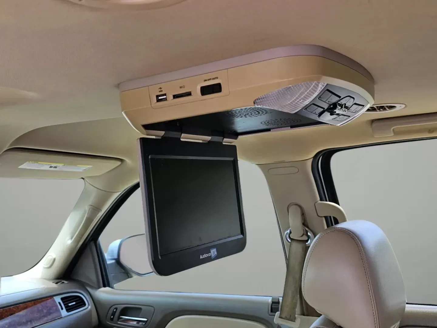 2014 /Light Tan GMC Yukon XL SLT (1GKS1KE00ER) with an Other engine, located at 521 Old Farm Lane Rd, Prattville, AL, 36066, (334) 325-1505, 32.482460, -86.416367 - **Adventure Awaits: Drive Your Family in Comfort with this 2014 GMC Yukon XL SLT!**<br /> <br /> If you're looking for an SUV that combines spaciousness with luxury and rugged capability, look no further than this stunning 2014 GMC Yukon XL SLT. Perfect for growing families, weekend adventures, or t - Photo#15