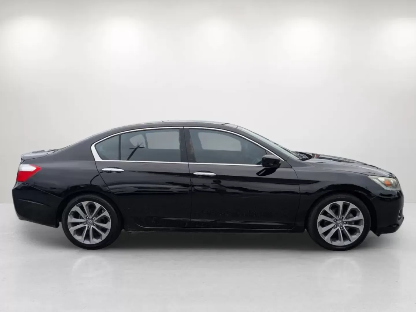 2014 Honda Accord Sedan Sport (1HGCR2F52EA) with an Other engine, located at 804 22nd Ave, Phenix City, AL, 36870, (334) 297-1860, 32.484749, -85.024475 - **Discover the Perfect 2014 Honda Accord Sport: Your Dream Sedan for Every Lifestyle!**<br /> <br /> Are you in search of a reliable vehicle to enhance your daily commute or make family outings more enjoyable? Look no further than this stunning 2014 Honda Accord Sedan, now available at Gils Auto in - Photo#3