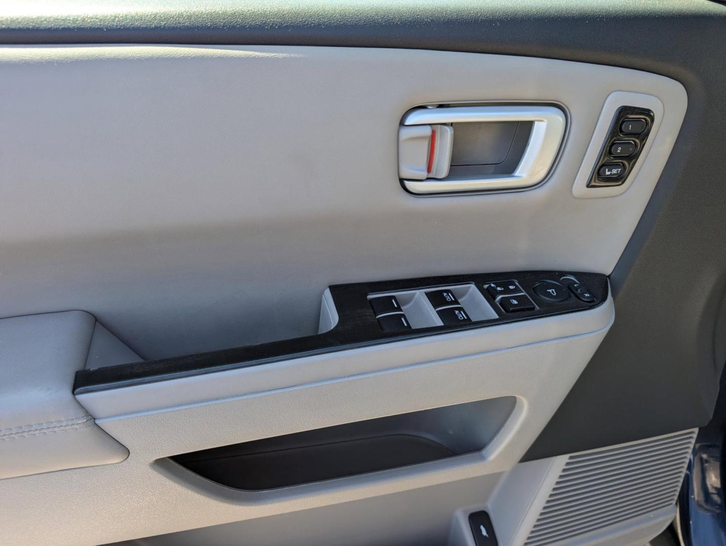 2014 Honda Pilot Touring (5FNYF3H99EB) with an Regular Unleaded V-6 3.5 L/212 engine, 5-Speed Automatic w/OD transmission, located at 7000 Northlake Connector, Columbus, GA, 31904, (706) 987-8085, 32.524975, -84.978134 - 2014 Honda Pilot Touring - Photo#8