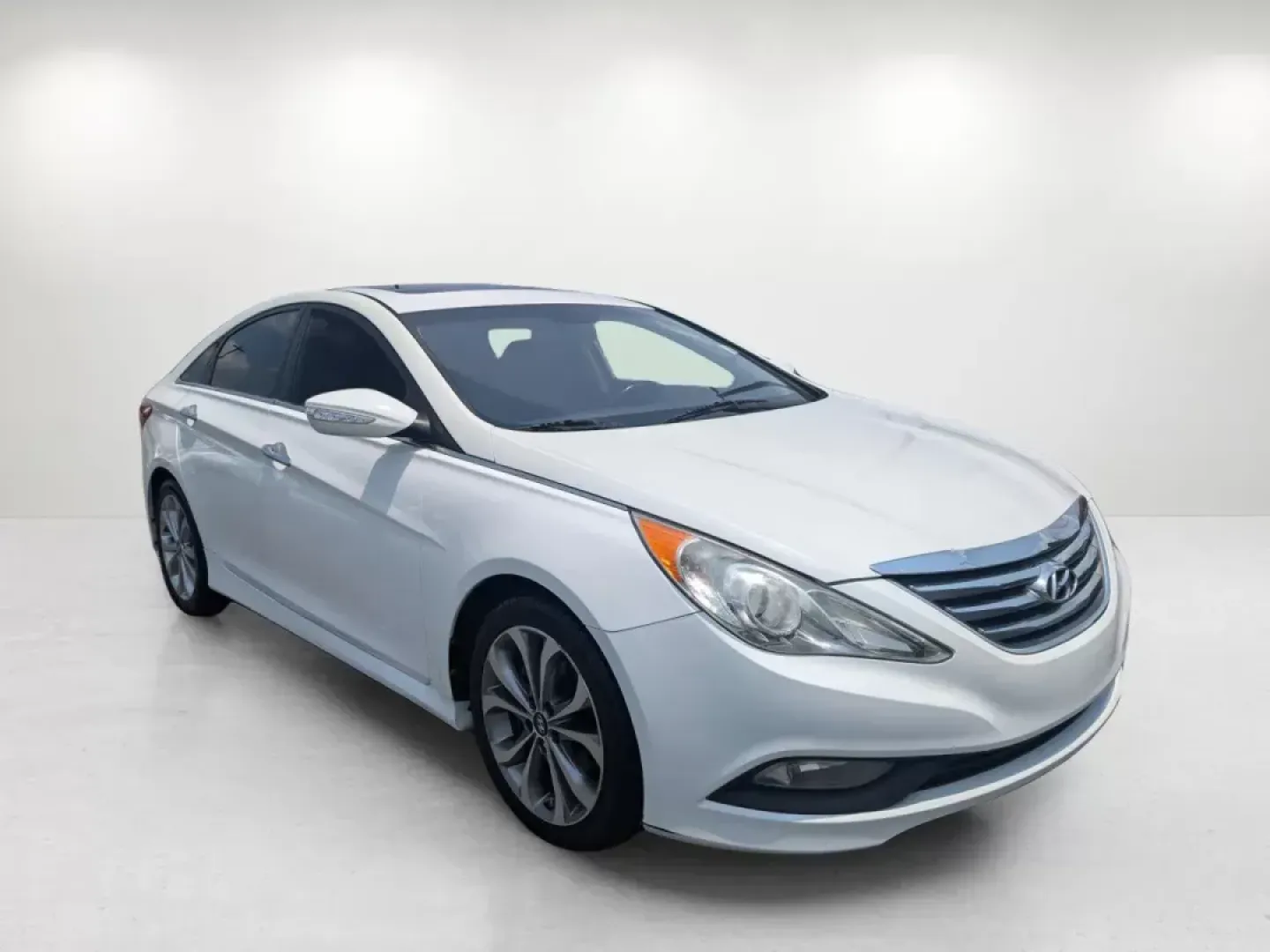 2014 /Black Hyundai Sonata SE (5NPEC4AB4EH) with an Intercooled Turbo Regular Unleaded I-4 2.0 L/122 engine, 6-Speed Automatic w/OD transmission, located at 804 22nd Ave, Phenix City, AL, 36870, (334) 297-1860, 32.484749, -85.024475 - **Experience the Open Road with the 2014 Hyundai Sonata SE Your Perfect Commuter Companion!**<br /> <br /> Are you searching for a reliable and stylish vehicle that seamlessly fits into your busy lifestyle? Look no further than this stunning 2014 Hyundai Sonata SE, now available at Gils Auto - Phen - Photo#2