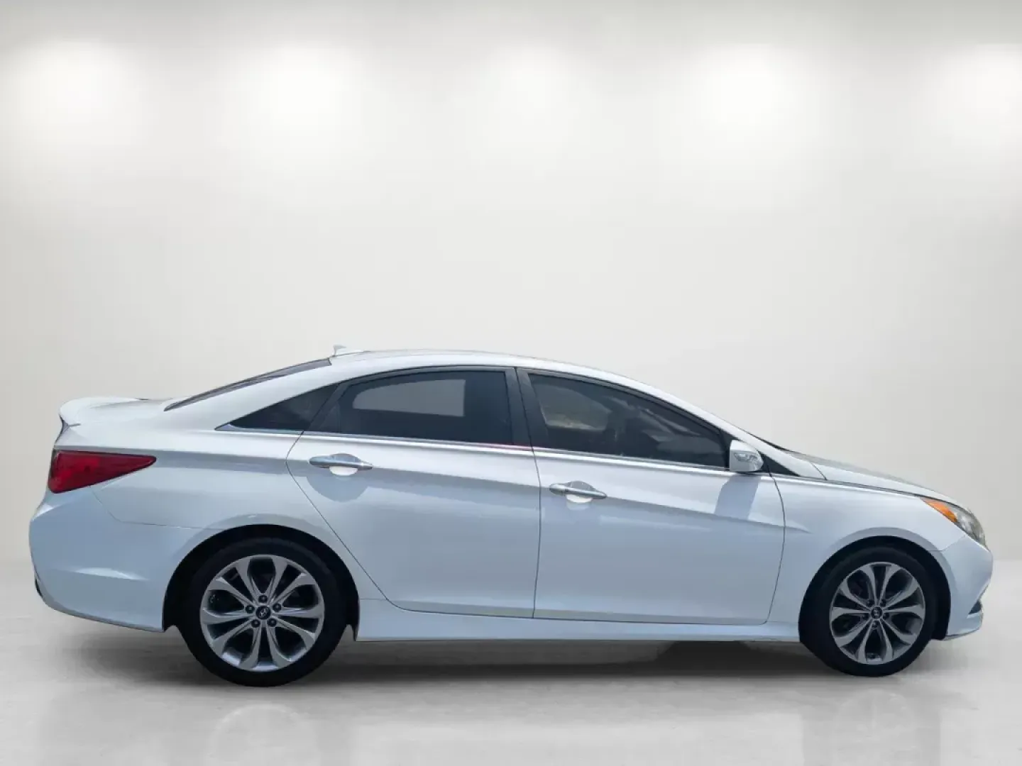 2014 /Black Hyundai Sonata SE (5NPEC4AB4EH) with an Intercooled Turbo Regular Unleaded I-4 2.0 L/122 engine, 6-Speed Automatic w/OD transmission, located at 804 22nd Ave, Phenix City, AL, 36870, (334) 297-1860, 32.484749, -85.024475 - **Experience the Open Road with the 2014 Hyundai Sonata SE Your Perfect Commuter Companion!**<br /> <br /> Are you searching for a reliable and stylish vehicle that seamlessly fits into your busy lifestyle? Look no further than this stunning 2014 Hyundai Sonata SE, now available at Gils Auto - Phen - Photo#3
