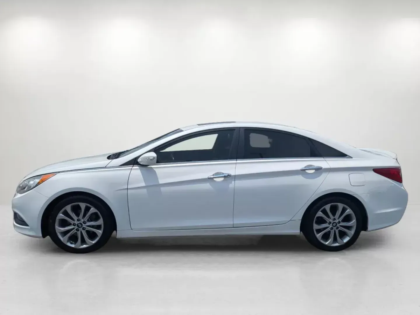 2014 /Black Hyundai Sonata SE (5NPEC4AB4EH) with an Intercooled Turbo Regular Unleaded I-4 2.0 L/122 engine, 6-Speed Automatic w/OD transmission, located at 804 22nd Ave, Phenix City, AL, 36870, (334) 297-1860, 32.484749, -85.024475 - **Experience the Open Road with the 2014 Hyundai Sonata SE Your Perfect Commuter Companion!**<br /> <br /> Are you searching for a reliable and stylish vehicle that seamlessly fits into your busy lifestyle? Look no further than this stunning 2014 Hyundai Sonata SE, now available at Gils Auto - Phen - Photo#7