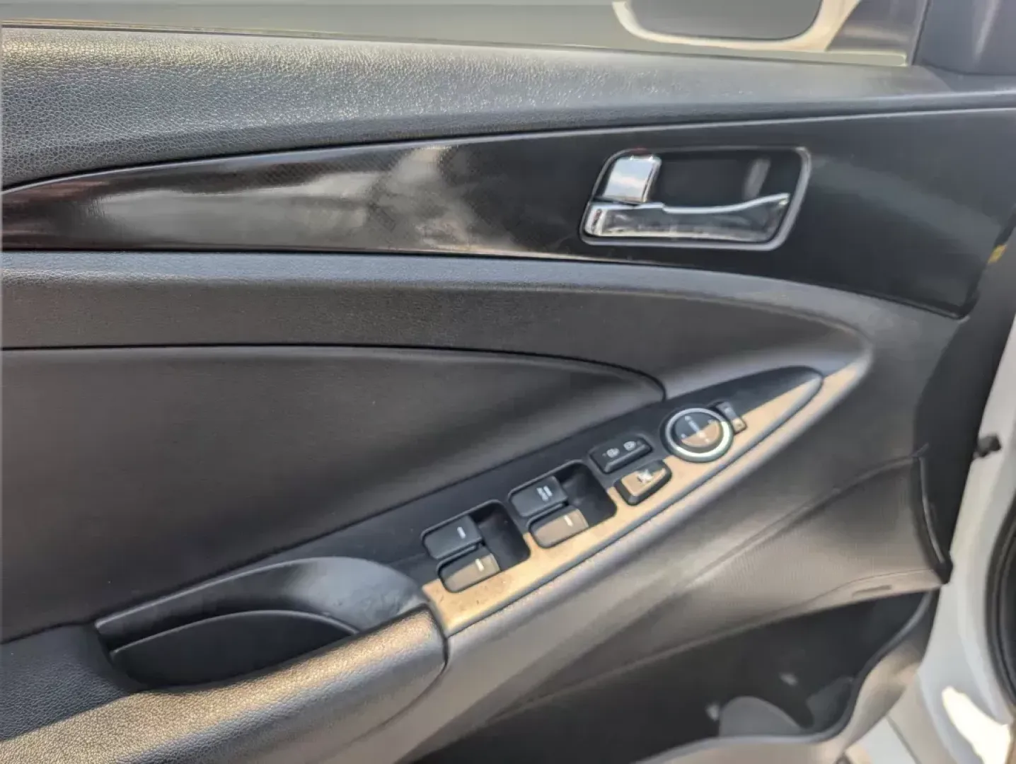2014 /Black Hyundai Sonata SE (5NPEC4AB4EH) with an Intercooled Turbo Regular Unleaded I-4 2.0 L/122 engine, 6-Speed Automatic w/OD transmission, located at 804 22nd Ave, Phenix City, AL, 36870, (334) 297-1860, 32.484749, -85.024475 - **Experience the Open Road with the 2014 Hyundai Sonata SE Your Perfect Commuter Companion!**<br /> <br /> Are you searching for a reliable and stylish vehicle that seamlessly fits into your busy lifestyle? Look no further than this stunning 2014 Hyundai Sonata SE, now available at Gils Auto - Phen - Photo#8