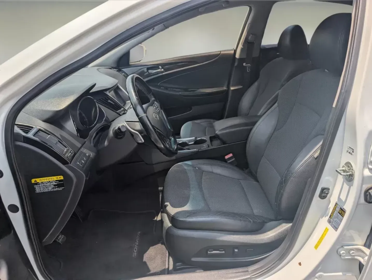 2014 /Black Hyundai Sonata SE (5NPEC4AB4EH) with an Intercooled Turbo Regular Unleaded I-4 2.0 L/122 engine, 6-Speed Automatic w/OD transmission, located at 804 22nd Ave, Phenix City, AL, 36870, (334) 297-1860, 32.484749, -85.024475 - **Experience the Open Road with the 2014 Hyundai Sonata SE Your Perfect Commuter Companion!**<br /> <br /> Are you searching for a reliable and stylish vehicle that seamlessly fits into your busy lifestyle? Look no further than this stunning 2014 Hyundai Sonata SE, now available at Gils Auto - Phen - Photo#9