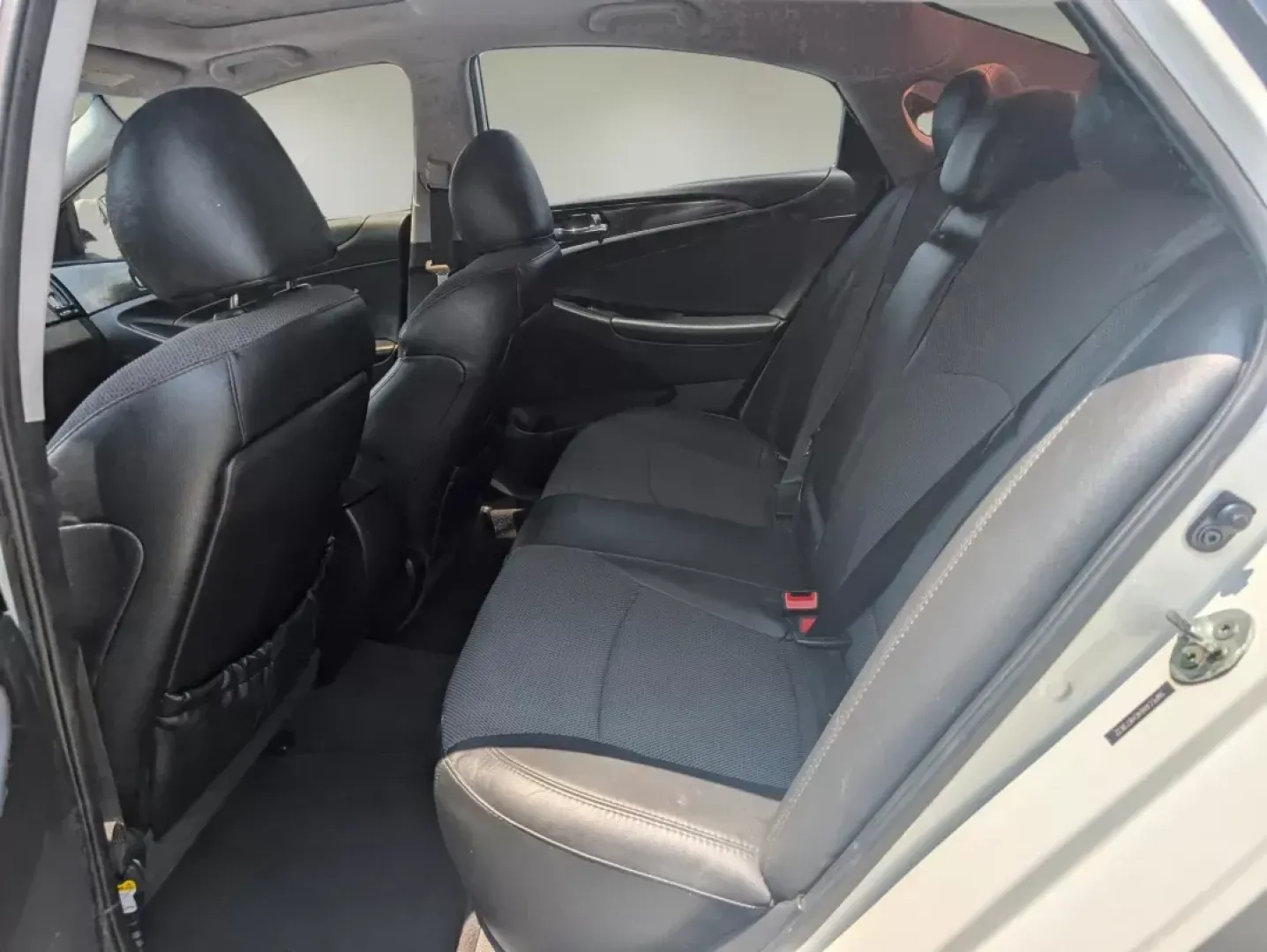 2014 /Black Hyundai Sonata SE (5NPEC4AB4EH) with an Intercooled Turbo Regular Unleaded I-4 2.0 L/122 engine, 6-Speed Automatic w/OD transmission, located at 804 22nd Ave, Phenix City, AL, 36870, (334) 297-1860, 32.484749, -85.024475 - **Experience the Open Road with the 2014 Hyundai Sonata SE Your Perfect Commuter Companion!**<br /> <br /> Are you searching for a reliable and stylish vehicle that seamlessly fits into your busy lifestyle? Look no further than this stunning 2014 Hyundai Sonata SE, now available at Gils Auto - Phen - Photo#10
