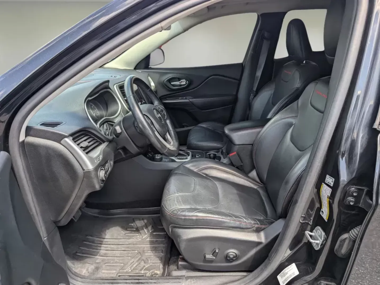 2014 /Black Jeep Cherokee Trailhawk (1C4PJMBS1EW) with an Regular Unleaded V-6 3.2 L/198 engine, 9-Speed Automatic w/OD transmission, located at 3959 U.S. 80 W, Phenix City, AL, 36870, (334) 297-4885, 32.469296, -85.135185 - 2014 Jeep Cherokee Trailhawk - Photo#10