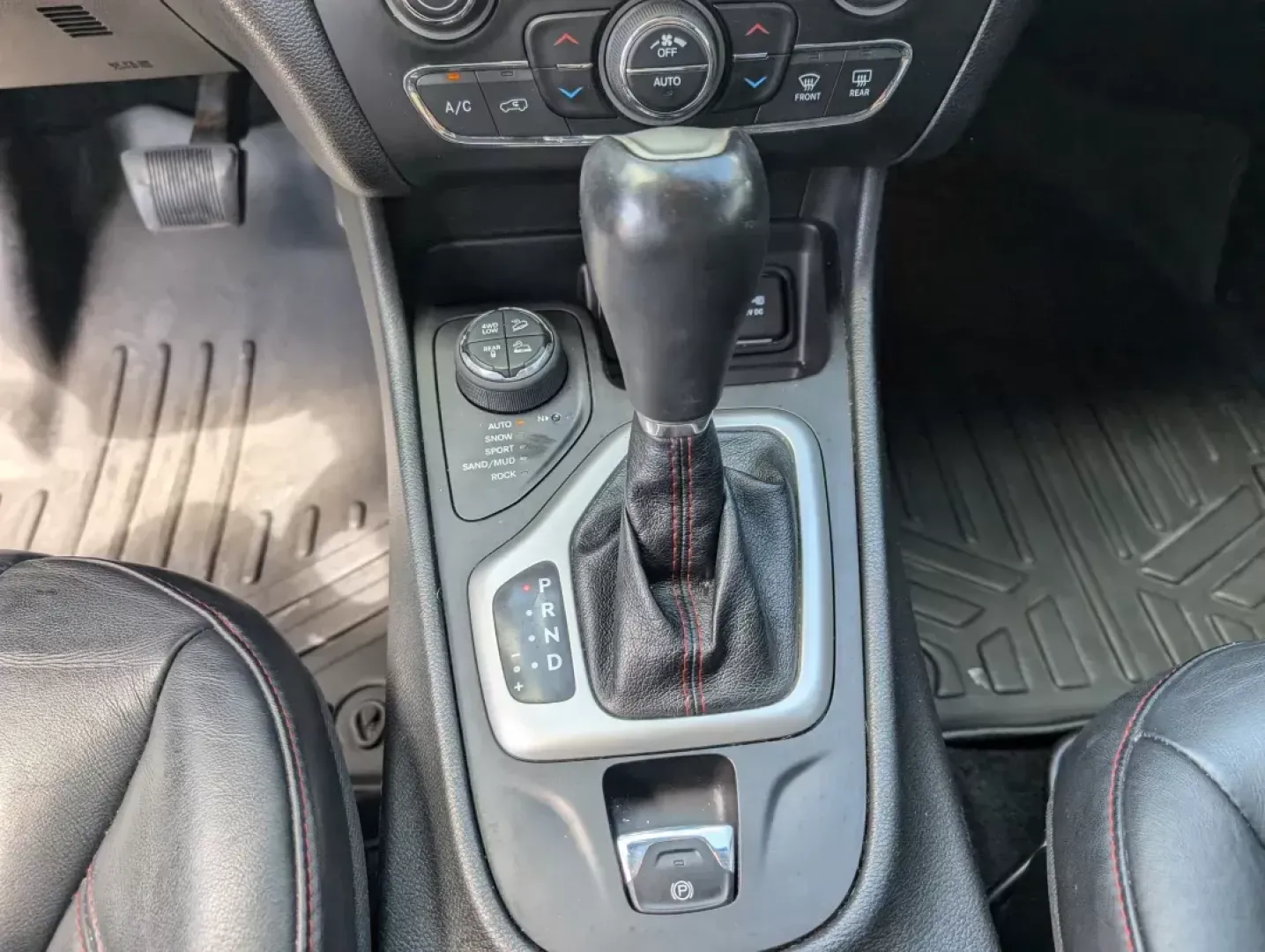 2014 /Black Jeep Cherokee Trailhawk (1C4PJMBS1EW) with an Regular Unleaded V-6 3.2 L/198 engine, 9-Speed Automatic w/OD transmission, located at 3959 U.S. 80 W, Phenix City, AL, 36870, (334) 297-4885, 32.469296, -85.135185 - 2014 Jeep Cherokee Trailhawk - Photo#14