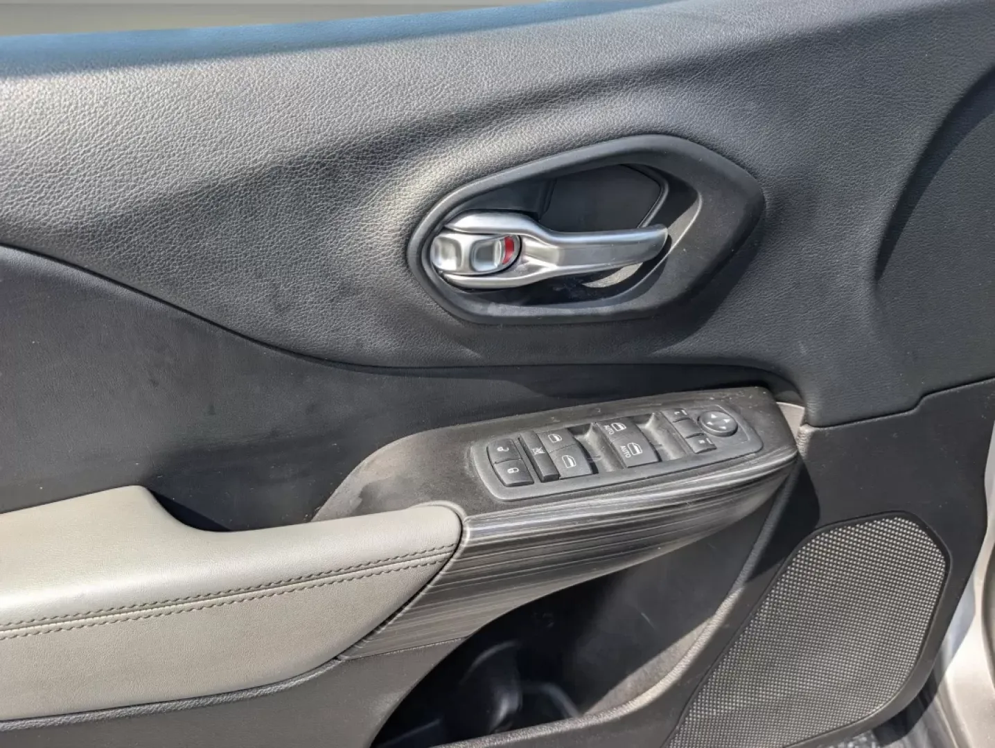 2014 /Black/Iceland Gray Jeep Cherokee Limited (1C4PJMDS4EW) with an Other engine, located at 1430 Gateway Drive, Opelika, AL, 36801, (334) 239-0944, 32.637871, -85.409790 - **Explore the Great Outdoors with This 2014 Jeep Cherokee Limited Perfect for Adventure Seekers in Phenix City!**<br /> <br /> Are you ready to elevate your adventures on and off the beaten path? Look no further than this stunning 2014 Jeep Cherokee Limited, a versatile Sport Utility Vehicle that c - Photo#8