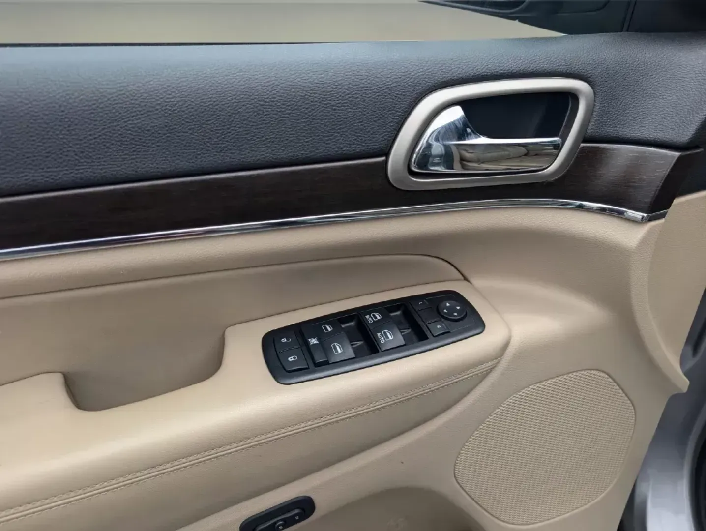 2014 /Black/Lt Frost Beige Jeep Grand Cherokee Limited (1C4RJEBG4EC) with an Regular Unleaded V-6 3.6 L/220 engine, 8-Speed Automatic w/OD transmission, located at 804 22nd Ave, Phenix City, AL, 36870, (334) 297-1860, 32.484749, -85.024475 - **Elevate Your Adventures with the 2014 Jeep Grand Cherokee Limited!** <br /> <br /> Are you ready to take your road trips and weekend adventures to the next level? The 2014 Jeep Grand Cherokee Limited is the perfect companion for those who seek both luxury and capability. Whether you're navigating - Photo#8