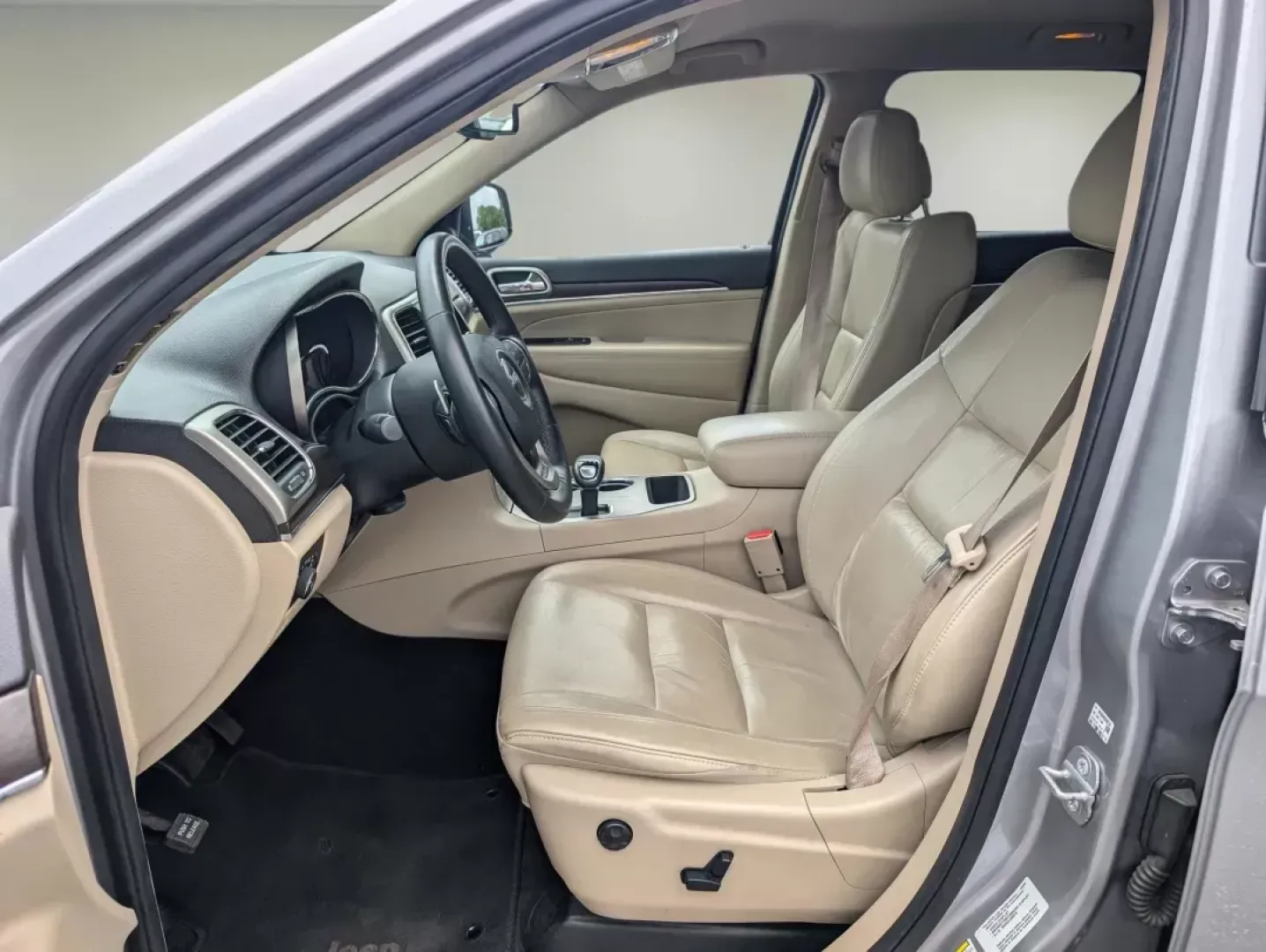 2014 /Black/Lt Frost Beige Jeep Grand Cherokee Limited (1C4RJEBG4EC) with an Regular Unleaded V-6 3.6 L/220 engine, 8-Speed Automatic w/OD transmission, located at 804 22nd Ave, Phenix City, AL, 36870, (334) 297-1860, 32.484749, -85.024475 - **Elevate Your Adventures with the 2014 Jeep Grand Cherokee Limited!** <br /> <br /> Are you ready to take your road trips and weekend adventures to the next level? The 2014 Jeep Grand Cherokee Limited is the perfect companion for those who seek both luxury and capability. Whether you're navigating - Photo#9