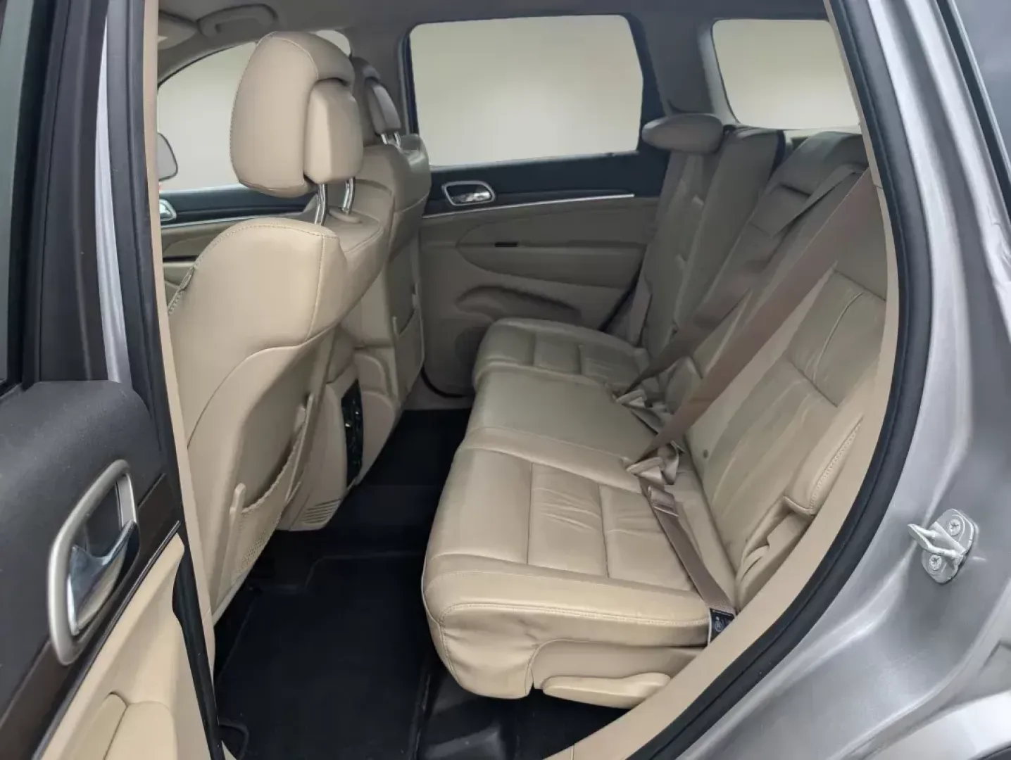 2014 /Black/Lt Frost Beige Jeep Grand Cherokee Limited (1C4RJEBG4EC) with an Regular Unleaded V-6 3.6 L/220 engine, 8-Speed Automatic w/OD transmission, located at 804 22nd Ave, Phenix City, AL, 36870, (334) 297-1860, 32.484749, -85.024475 - **Elevate Your Adventures with the 2014 Jeep Grand Cherokee Limited!** <br /> <br /> Are you ready to take your road trips and weekend adventures to the next level? The 2014 Jeep Grand Cherokee Limited is the perfect companion for those who seek both luxury and capability. Whether you're navigating - Photo#10