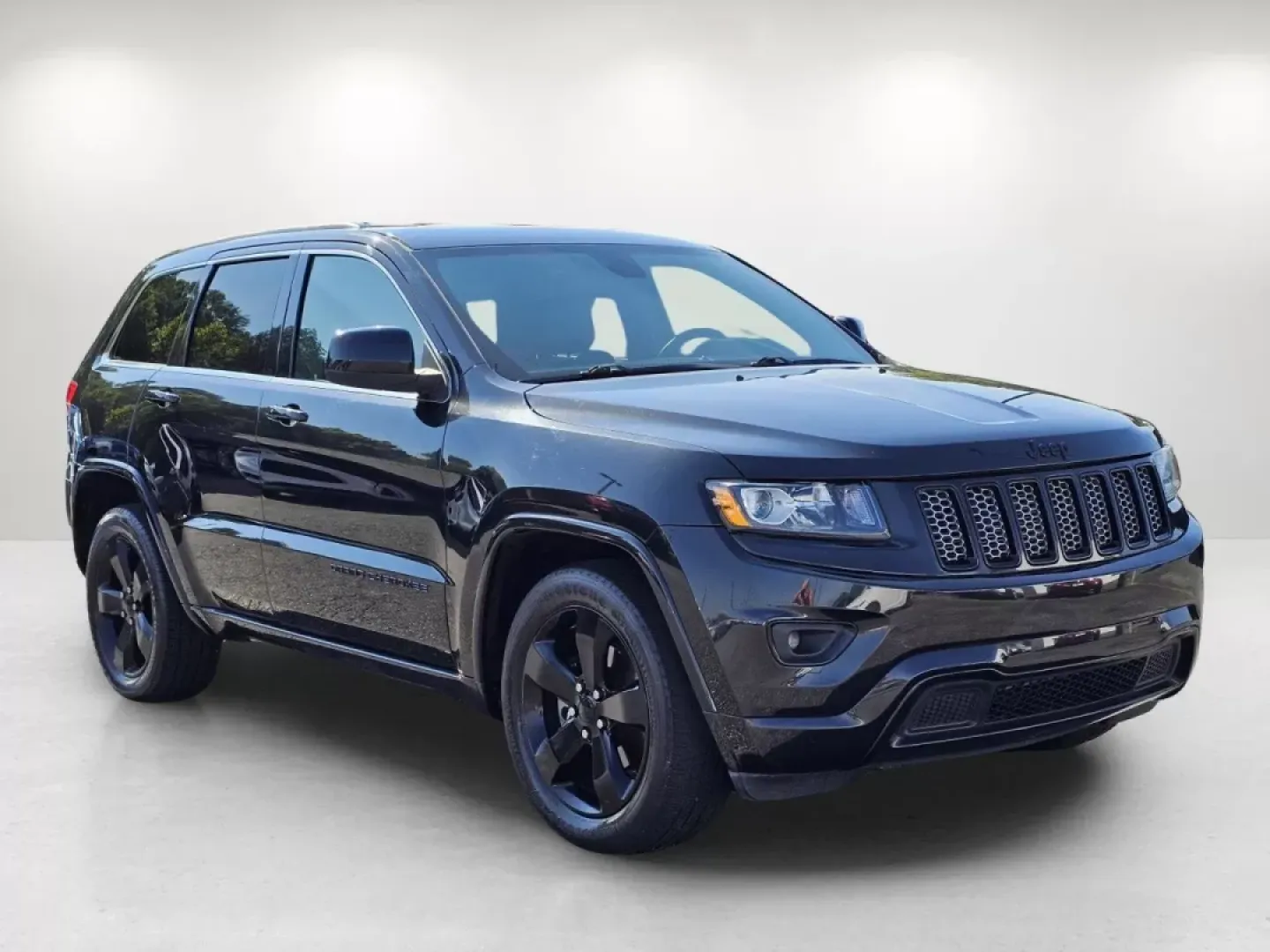 2014 /Black Jeep Grand Cherokee Altitude (1C4RJFAG4EC) with an Other engine, located at 3959 U.S. 80 W, Phenix City, AL, 36870, (334) 297-4885, 32.469296, -85.135185 - Looking for a reliable SUV to elevate your family adventures or daily commutes? Look no further! At Gils Auto in Phenix City, AL, we proudly present this stunning 2014 Jeep Grand Cherokee Altitude, perfect for those who seek a blend of performance and comfort. Whether you're navigating through city - Photo#3