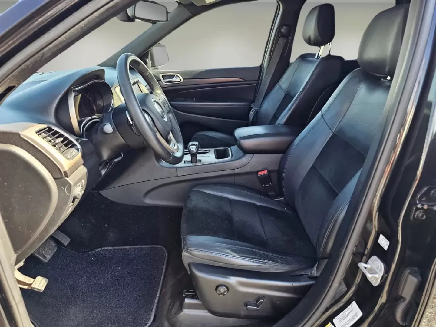 2014 /Black Jeep Grand Cherokee Altitude (1C4RJFAG4EC) with an Other engine, located at 3959 U.S. 80 W, Phenix City, AL, 36870, (334) 297-4885, 32.469296, -85.135185 - Looking for a reliable SUV to elevate your family adventures or daily commutes? Look no further! At Gils Auto in Phenix City, AL, we proudly present this stunning 2014 Jeep Grand Cherokee Altitude, perfect for those who seek a blend of performance and comfort. Whether you're navigating through city - Photo#10