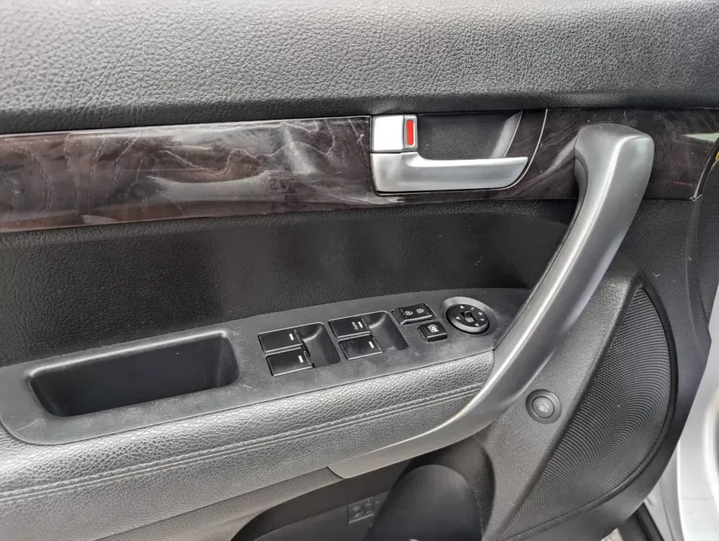 2014 /Black Kia Sorento LX (5XYKTDA6XEG) with an Other engine, located at 3959 U.S. 80 W, Phenix City, AL, 36870, (334) 297-4885, 32.469296, -85.135185 - **Embark on Your Next Adventure with the 2014 Kia Sorento LX at Gils Auto in Phenix City, AL!**<br /> <br /> Are you ready to enhance your lifestyle and explore new horizons? With the 2014 Kia Sorento LX, you'll have the perfect companion for family outings, weekend adventures, and everything in bet - Photo#8