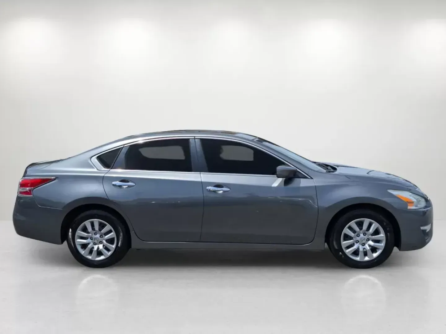 2014 /Charcoal Nissan Altima 2.5 S (1N4AL3AP8EC) with an Regular Unleaded I-4 2.5 L/152 engine, 1-Speed CVT w/OD transmission, located at 1430 Gateway Drive, Opelika, AL, 36801, (334) 239-0944, 32.637871, -85.409790 - 2014 Nissan Altima 2.5 S - Photo#4