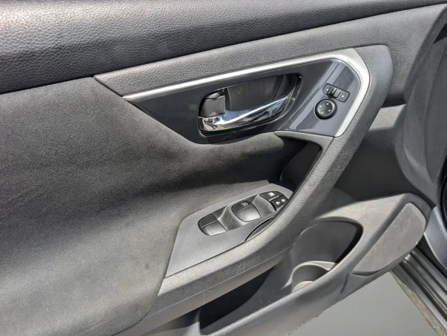 2014 /Charcoal Nissan Altima 2.5 S (1N4AL3AP8EC) with an Regular Unleaded I-4 2.5 L/152 engine, 1-Speed CVT w/OD transmission, located at 1430 Gateway Drive, Opelika, AL, 36801, (334) 239-0944, 32.637871, -85.409790 - 2014 Nissan Altima 2.5 S - Photo#7