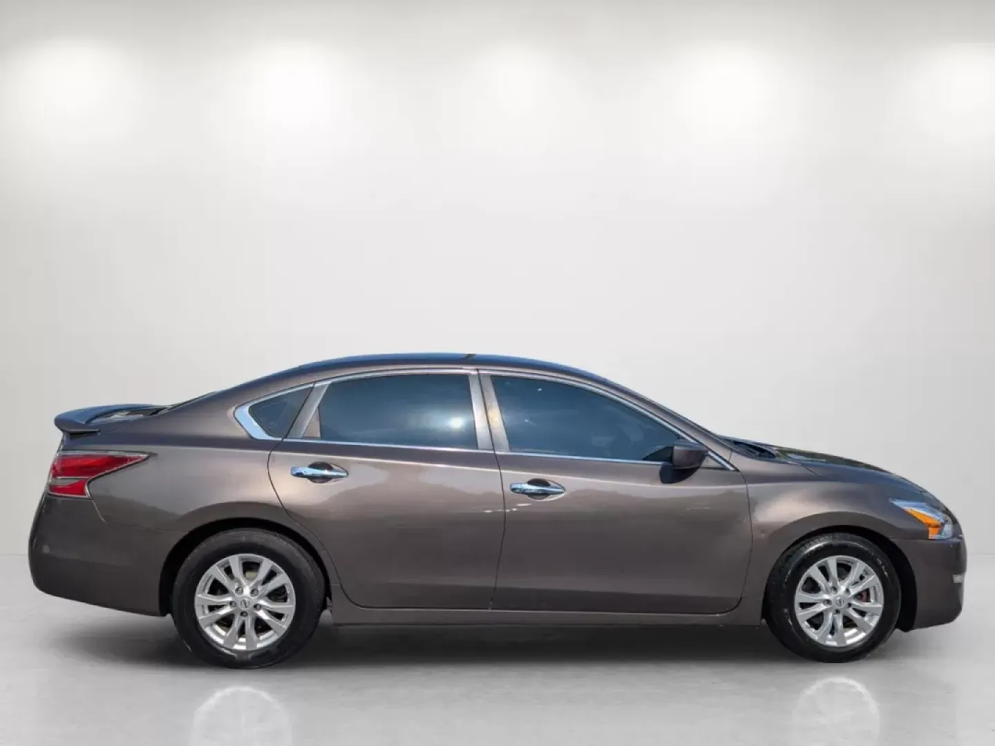 2014 /Beige Nissan Altima 2.5 S (1N4AL3AP0EC) with an Other engine, located at 521 Old Farm Lane Rd, Prattville, AL, 36066, (334) 325-1505, 32.482460, -86.416367 - Are you looking for a reliable sedan that seamlessly fits into your busy lifestyle? Look no further than this 2014 Nissan Altima 2.5 S, perfectly suited for daily commutes, family outings, or weekend adventures around Phenix City. Whether you're navigating busy streets or embarking on long drives, t - Photo#3