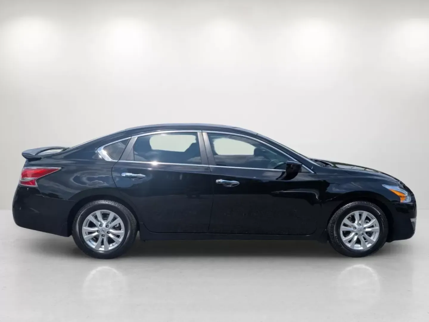 2014 /Charcoal Nissan Altima 2.5 S (1N4AL3AP4EC) with an Other engine, located at 3959 U.S. 80 W, Phenix City, AL, 36870, (334) 297-4885, 32.469296, -85.135185 - **Elevate Your Daily Drive with the 2014 Nissan Altima! Perfect for Commuters and Families Alike!**<br /> <br /> Are you searching for a reliable, stylish vehicle that can seamlessly fit into your busy lifestyle? Look no further than this stunning 2014 Nissan Altima from Gils Auto, located in the he - Photo#4