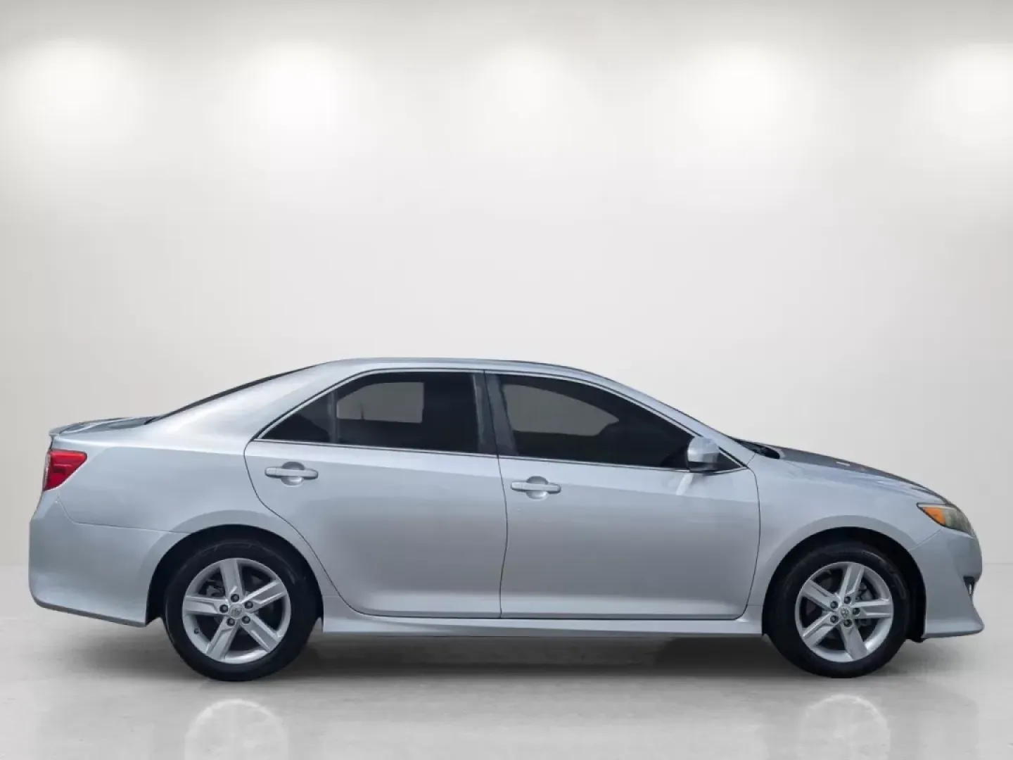 2014 Toyota Camry SE (4T1BF1FK7EU) with an Other engine, located at 7000 Northlake Connector, Columbus, GA, 31904, (706) 987-8085, 32.524975, -84.978134 - Looking for a reliable vehicle that offers comfort and efficiency for your daily commute or family trips? Look no further than this 2014 Toyota Camry, now available at Gils Auto in Phenix City, AL. As a trusted Buy Here Pay Here dealership, we specialize in providing second chance auto financing opt - Photo#3