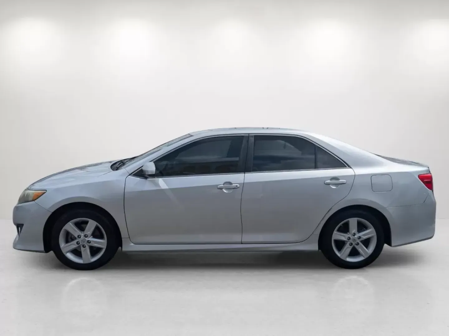 2014 Toyota Camry SE (4T1BF1FK7EU) with an Other engine, located at 7000 Northlake Connector, Columbus, GA, 31904, (706) 987-8085, 32.524975, -84.978134 - Looking for a reliable vehicle that offers comfort and efficiency for your daily commute or family trips? Look no further than this 2014 Toyota Camry, now available at Gils Auto in Phenix City, AL. As a trusted Buy Here Pay Here dealership, we specialize in providing second chance auto financing opt - Photo#7