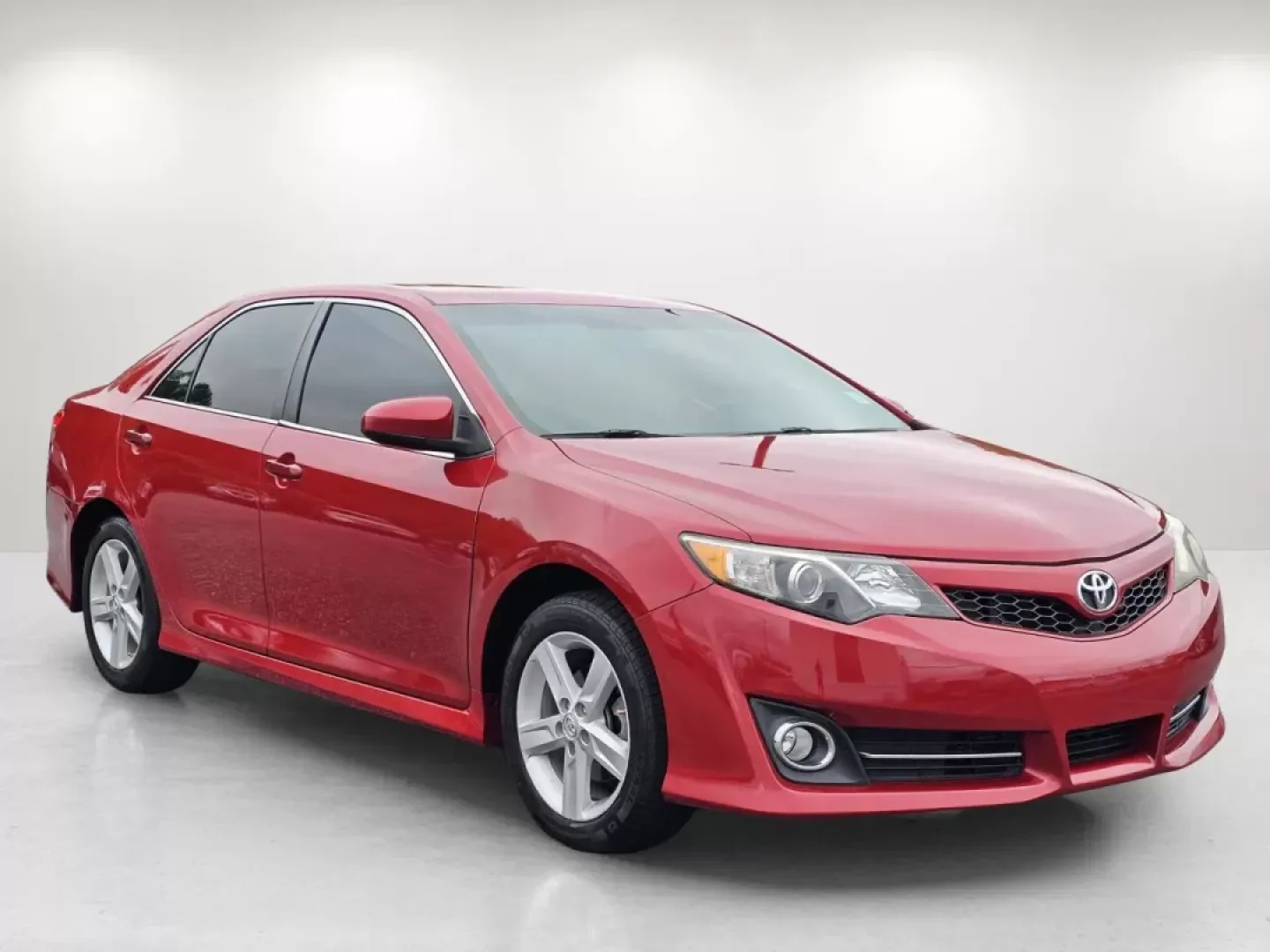 2014 Toyota Camry SE (4T1BF1FK2EU) with an Other engine, located at 1430 Gateway Drive, Opelika, AL, 36801, (334) 239-0944, 32.637871, -85.409790 - **Experience Comfort and Style with the 2014 Toyota Camry SE Perfect for Your Daily Commute!**<br /> <br /> Are you searching for a reliable sedan that combines style, functionality, and affordability? Look no further than this stunning 2014 Toyota Camry SE, available now at Gils Auto in Phenix Cit - Photo#2