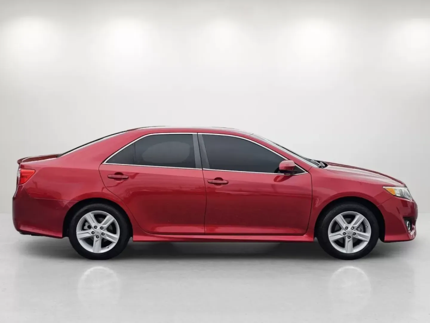 2014 Toyota Camry SE (4T1BF1FK2EU) with an Other engine, located at 1430 Gateway Drive, Opelika, AL, 36801, (334) 239-0944, 32.637871, -85.409790 - **Experience Comfort and Style with the 2014 Toyota Camry SE Perfect for Your Daily Commute!**<br /> <br /> Are you searching for a reliable sedan that combines style, functionality, and affordability? Look no further than this stunning 2014 Toyota Camry SE, available now at Gils Auto in Phenix Cit - Photo#3