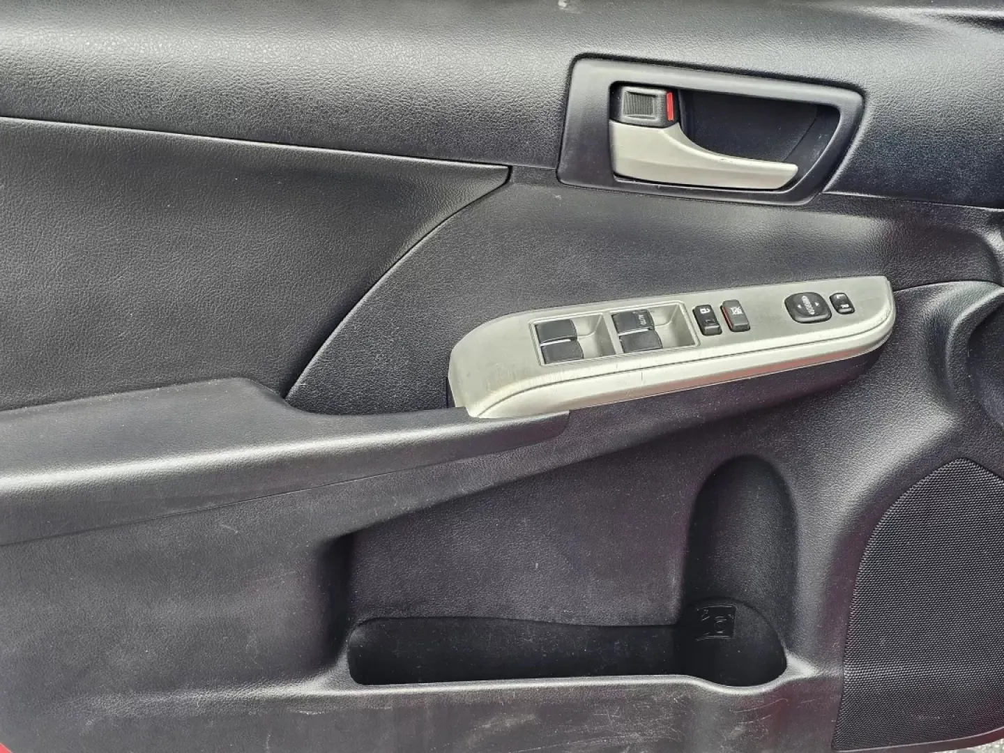 2014 Toyota Camry SE (4T1BF1FK2EU) with an Other engine, located at 1430 Gateway Drive, Opelika, AL, 36801, (334) 239-0944, 32.637871, -85.409790 - **Experience Comfort and Style with the 2014 Toyota Camry SE Perfect for Your Daily Commute!**<br /> <br /> Are you searching for a reliable sedan that combines style, functionality, and affordability? Look no further than this stunning 2014 Toyota Camry SE, available now at Gils Auto in Phenix Cit - Photo#8