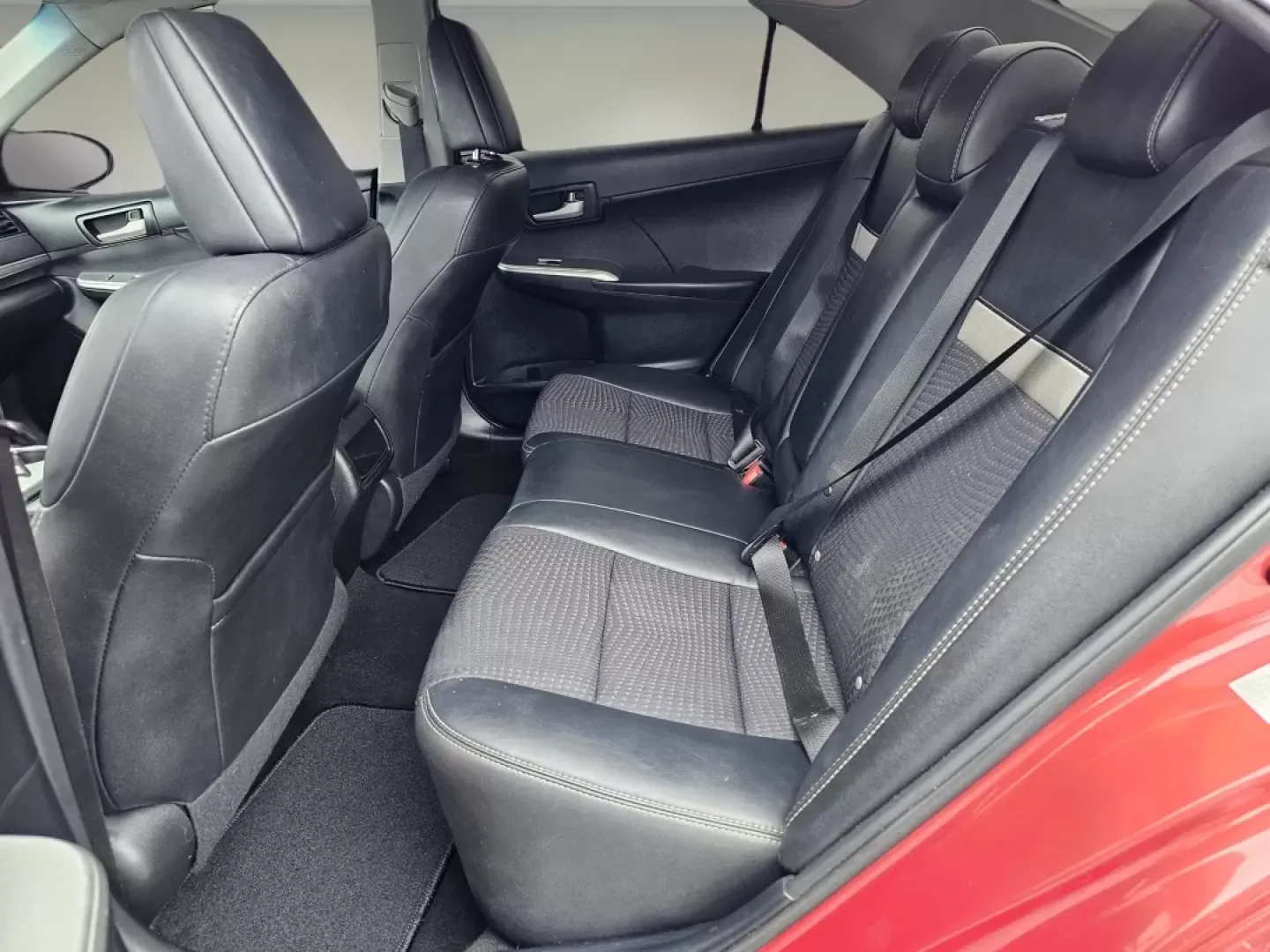 2014 Toyota Camry SE (4T1BF1FK2EU) with an Other engine, located at 1430 Gateway Drive, Opelika, AL, 36801, (334) 239-0944, 32.637871, -85.409790 - **Experience Comfort and Style with the 2014 Toyota Camry SE Perfect for Your Daily Commute!**<br /> <br /> Are you searching for a reliable sedan that combines style, functionality, and affordability? Look no further than this stunning 2014 Toyota Camry SE, available now at Gils Auto in Phenix Cit - Photo#14