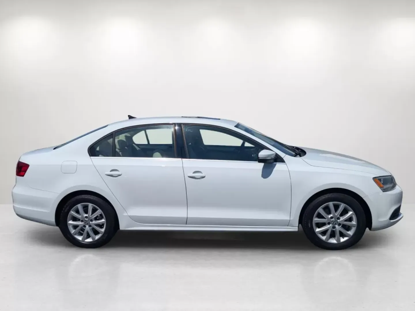 2014 Volkswagen Jetta SE w/Connectivity/Sunroof PZEV (3VWD17AJ2EM) with an Other engine, located at 1430 Gateway Drive, Opelika, AL, 36801, (334) 239-0944, 32.637871, -85.409790 - **Rev Up Your Daily Drive with the 2014 Volkswagen Jetta Sedan from Gils Auto!**<br /> <br /> Are you in the market for a reliable vehicle that combines style, comfort, and efficiency for your daily commute or weekend adventures? Look no further than this stunning 2014 Volkswagen Jetta Sedan, now av - Photo#3