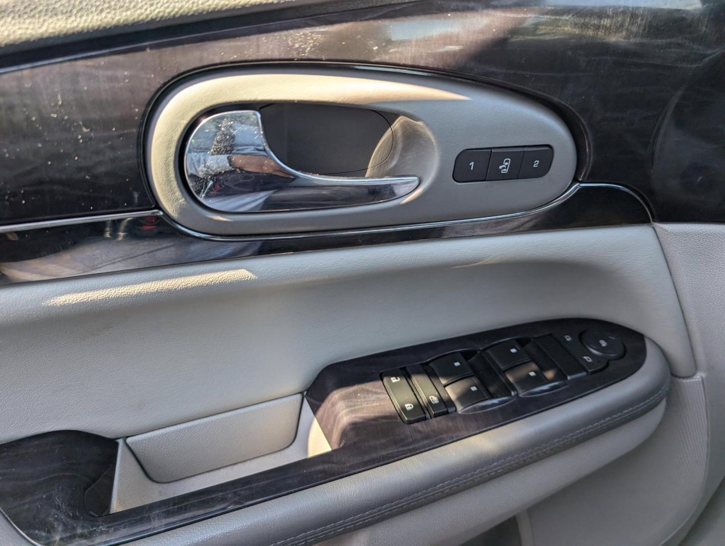 2015 /Light Titanium Buick Enclave Leather (5GAKVBKD1FJ) with an Gas V6 3.6L/217 engine, 6-Speed Automatic transmission, located at 5115 14th Ave., Columbus, GA, 31904, (706) 323-0345, 32.511494, -84.971046 - 2015 Buick Enclave Leather - Photo#8
