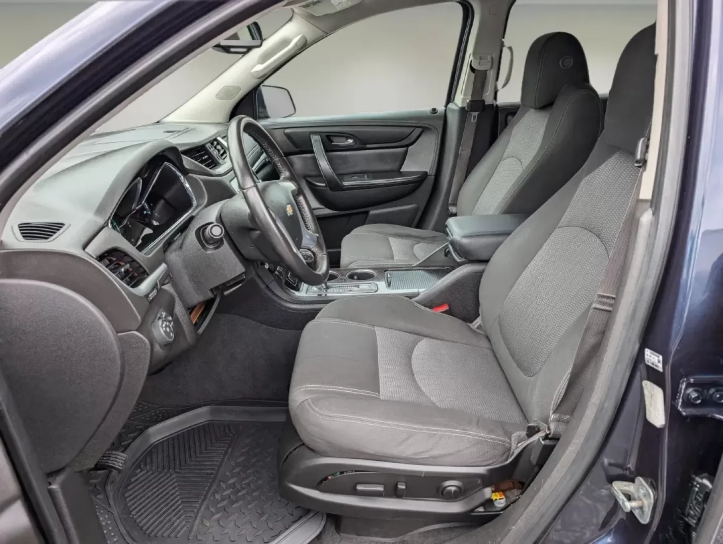 2015 /Ebony Chevrolet Traverse LT (1GNKRHKD0FJ) with an Other engine, located at 7000 Northlake Connector, Columbus, GA, 31904, (706) 987-8085, 32.524975, -84.978134 - ### Discover Your New Family Adventure with the 2015 Chevrolet Traverse LT at Gils Auto!<br /> <br /> If you're searching for the ultimate family SUV that combines comfort, space, and reliability, look no further than the stunning 2015 Chevrolet Traverse LT available at Gils Auto in Phenix City, AL. - Photo#9