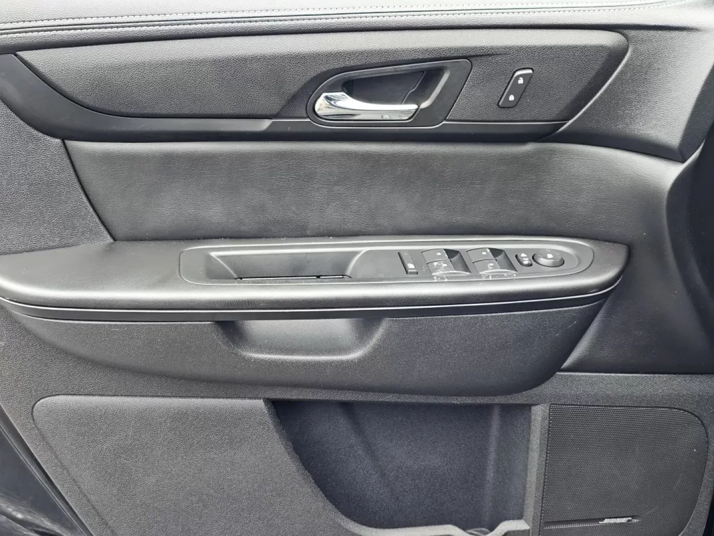 2015 /Ebony Chevrolet Traverse LT (1GNKRHKDXFJ) with an Other engine, located at 5115 14th Ave., Columbus, GA, 31904, (706) 323-0345, 32.511494, -84.971046 - **Elevate Your Family Adventures with the 2015 Chevrolet Traverse LT at Gils Auto!**<br /> <br /> Are you searching for the perfect family SUV that combines space, comfort, and the latest technology? Look no further than this 2015 Chevrolet Traverse LT, now available at Gils Auto in Phenix City, AL. - Photo#8