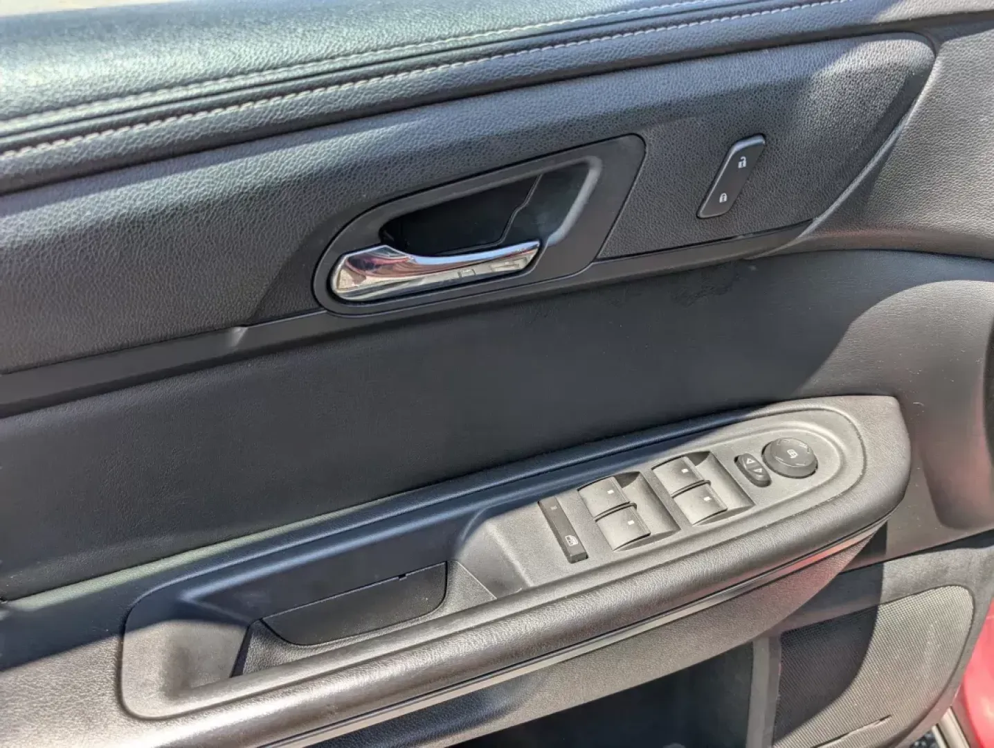 2015 /Ebony Chevrolet Traverse LT (1GNKVHKD6FJ) with an Gas V6 3.6L/217 engine, 6-Speed Automatic transmission, located at 7000 Northlake Connector, Columbus, GA, 31904, (706) 987-8085, 32.524975, -84.978134 - 2015 Chevrolet Traverse LT - Photo#8