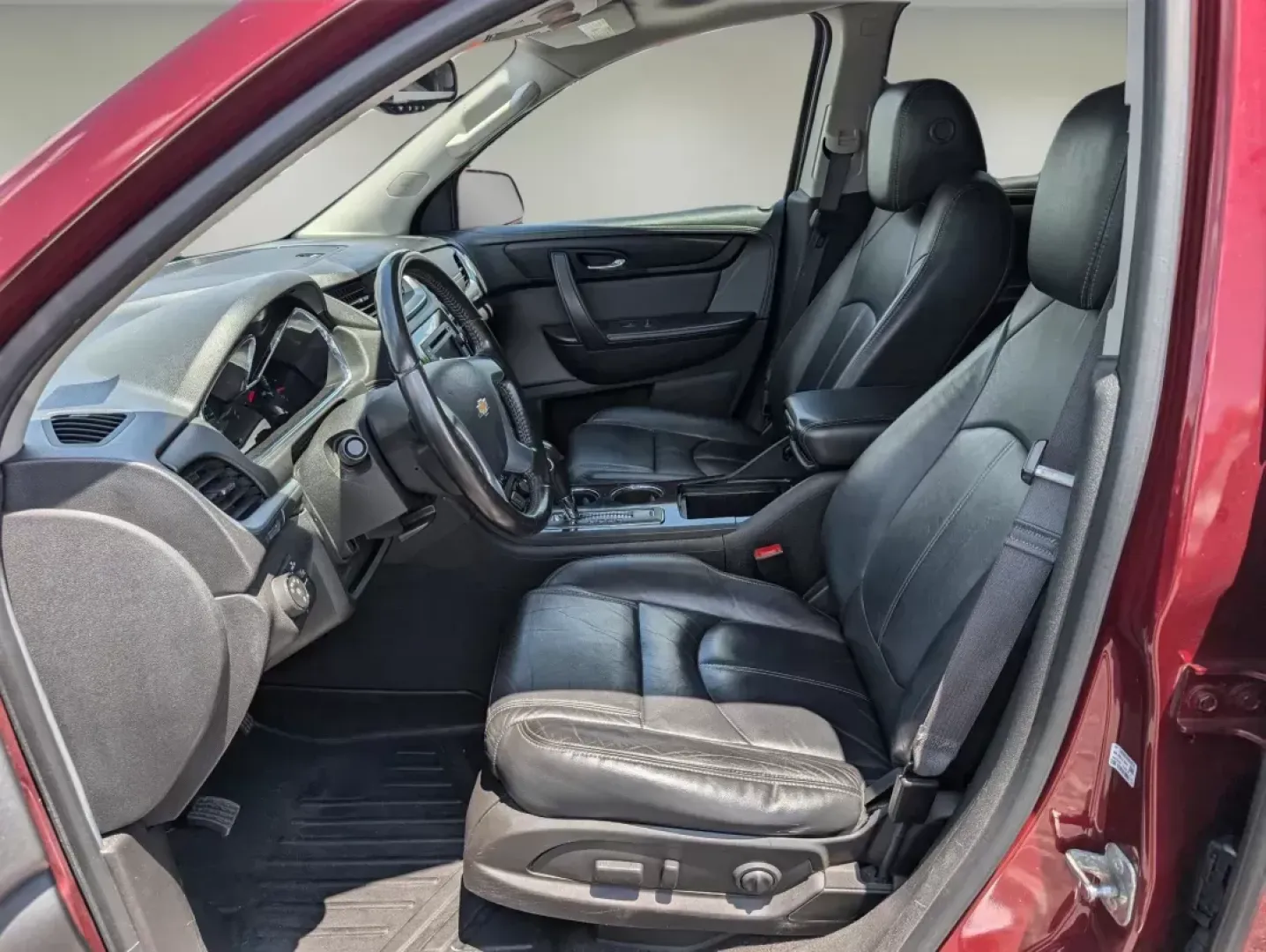 2015 /Ebony Chevrolet Traverse LT (1GNKVHKD6FJ) with an Gas V6 3.6L/217 engine, 6-Speed Automatic transmission, located at 7000 Northlake Connector, Columbus, GA, 31904, (706) 987-8085, 32.524975, -84.978134 - 2015 Chevrolet Traverse LT - Photo#9